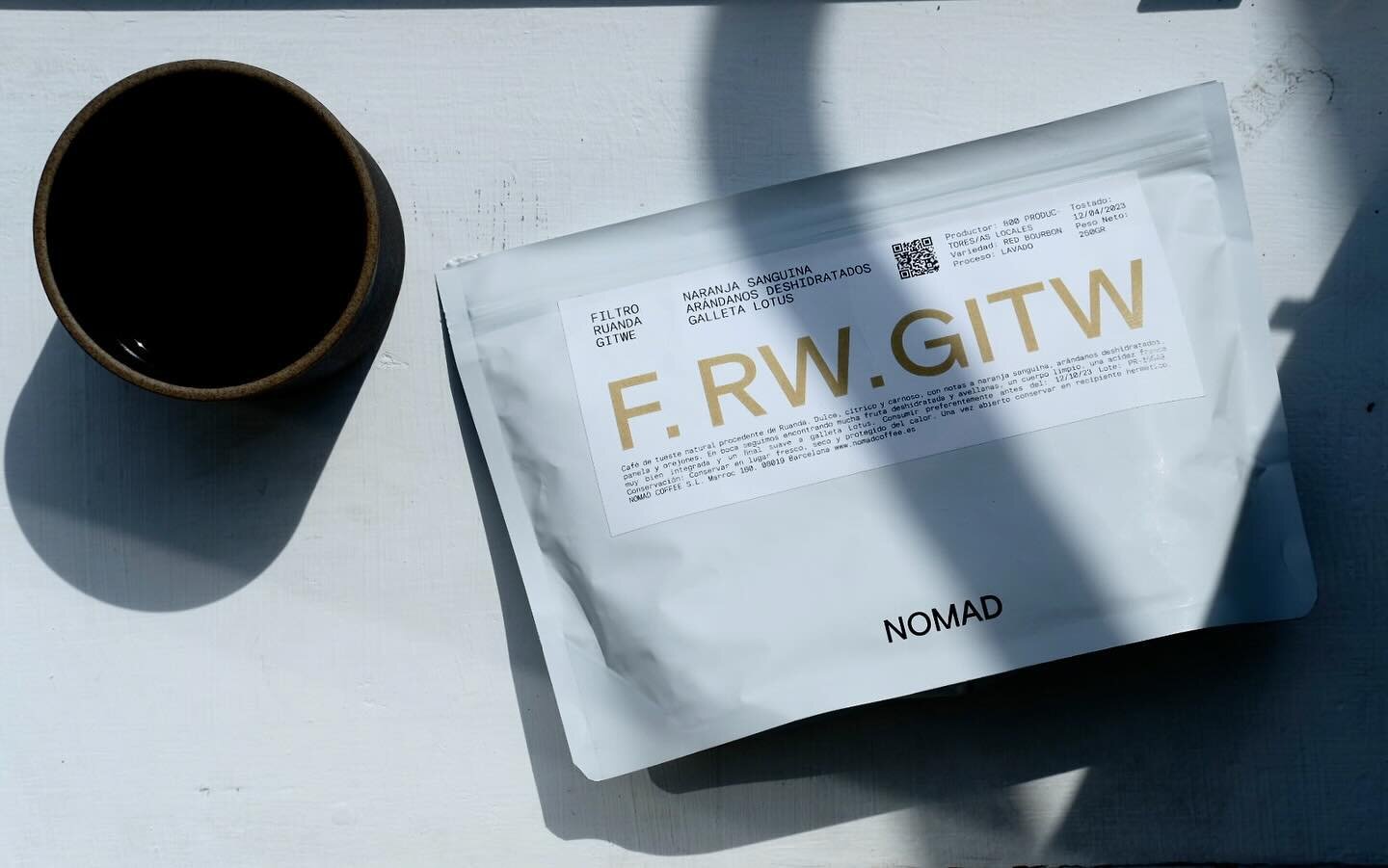 F.RW.GIT.W Ruanda Gitwe :: a seasonal studio favorite from @nomadcoffee out of Barcelona. 

With notes of blueberry, blood orange and biscoff

#nomad #coffee #specialitycoffee #rawanda #pourover
