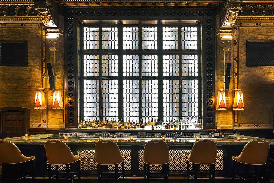 The iconic pub returns with all the essence of its time and its spectacular decoration.