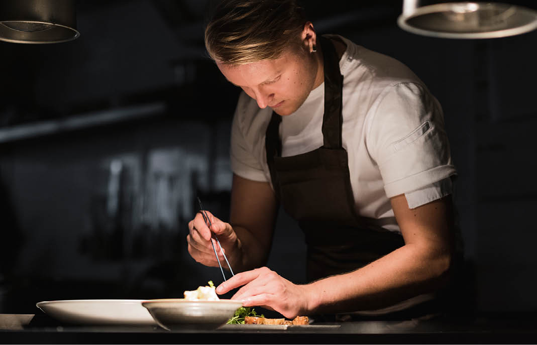 El Chef Mikko Pakola y el “Back Pocket” Garden by Olo, un concepto del restaurante Olo galardonado con una estrella Michelin.