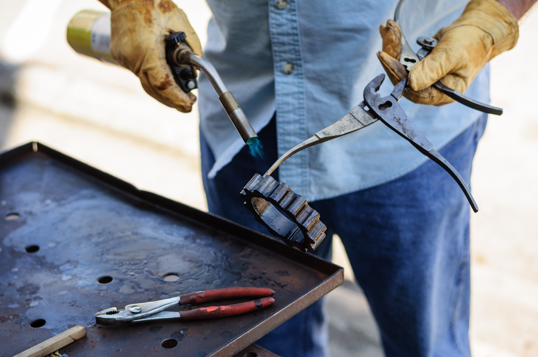 Jerry Tate was demonstrating his craft for onlookers. His use of various pieces in his incredible metal sculptures show his outside of the box expressionism.