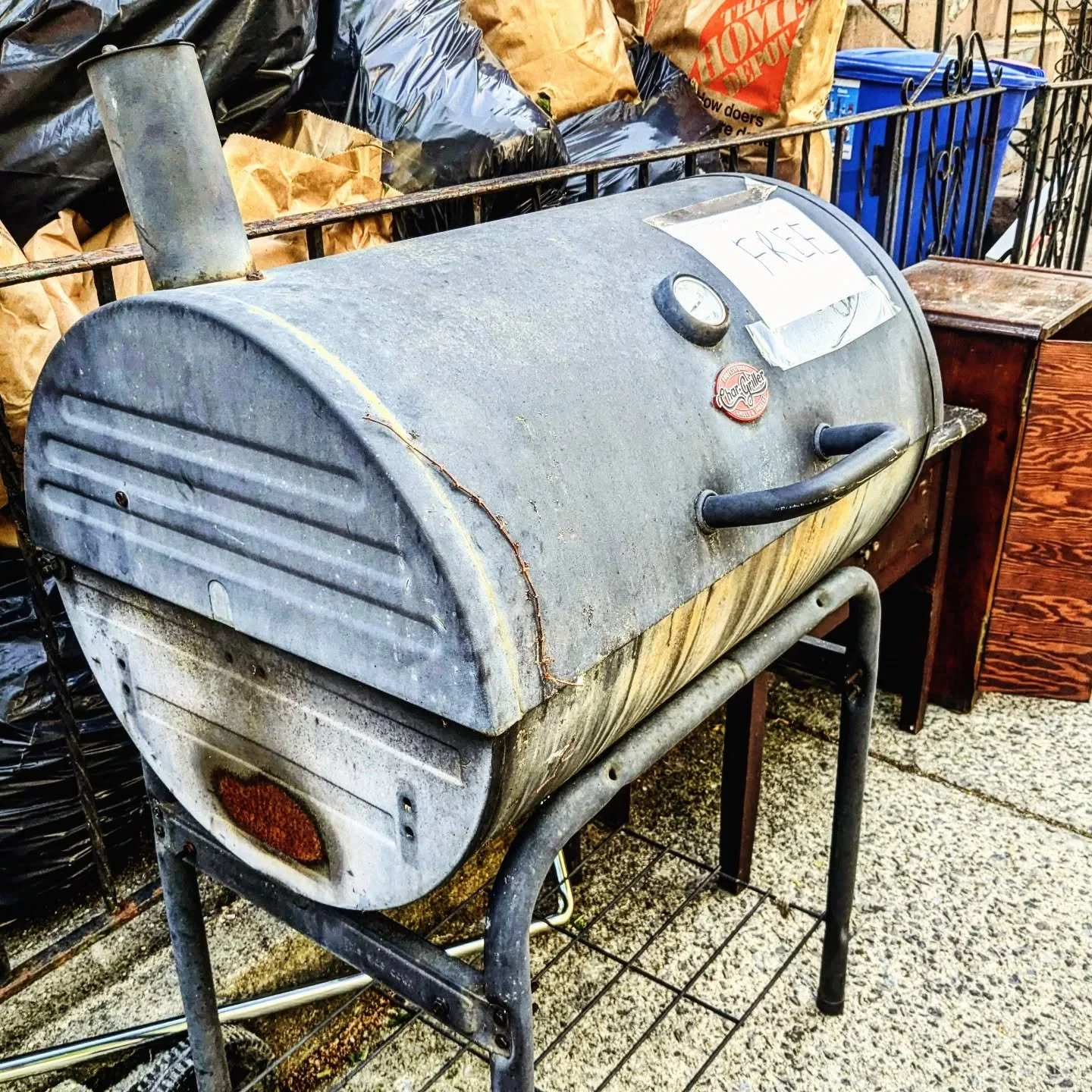 Why, THANK YOU, NYC streets, I would absolutely love a combined two level grill and smoker with a perfectly working thermometer! As dragged home by Nicholas yesterday: it needs a serious makeover but I am amped. Grill baby, grill! 👨🏼&zwj;🍳🥩🔪🌭🍔