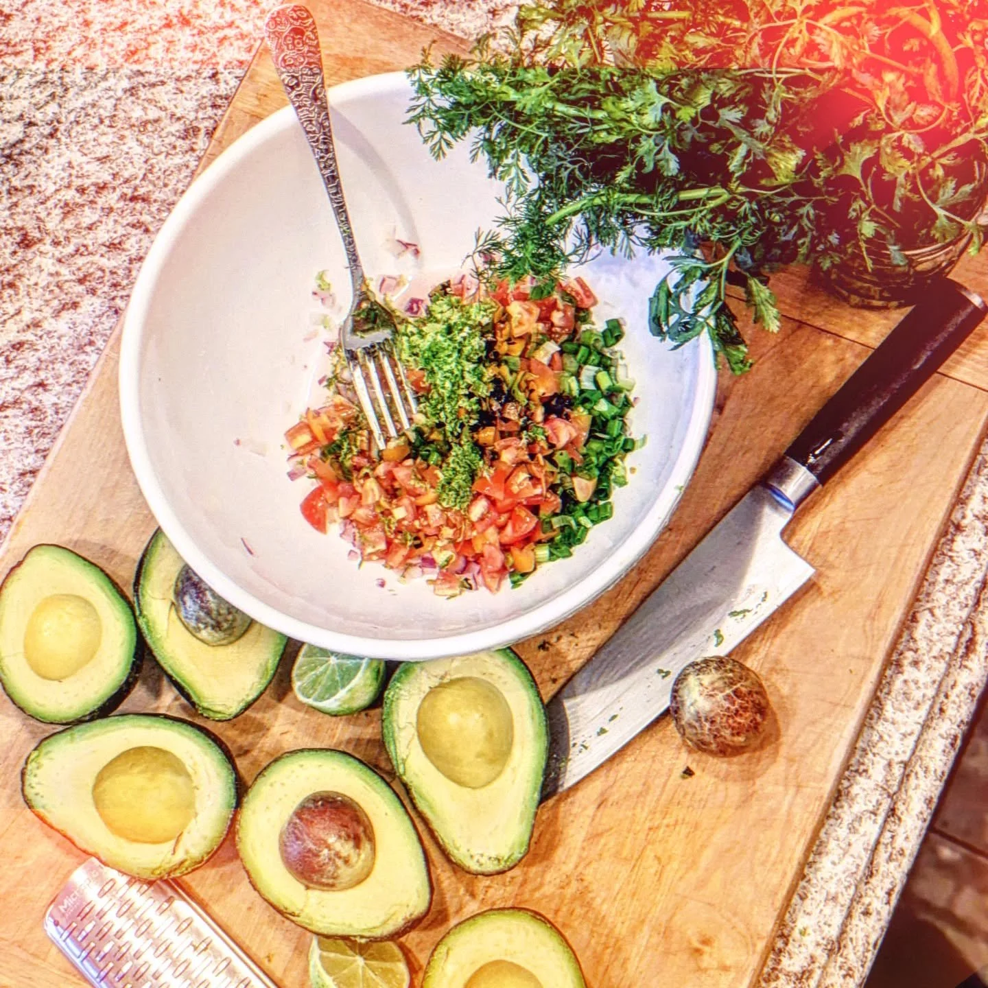 Behold a truly BEAUTIFUL mise en place (yogurt/mayo/spices not pictured, red onion buried under grape tomatoes, lime zest, and long hot chili pepper). 😁🥑🍅🧅🌿