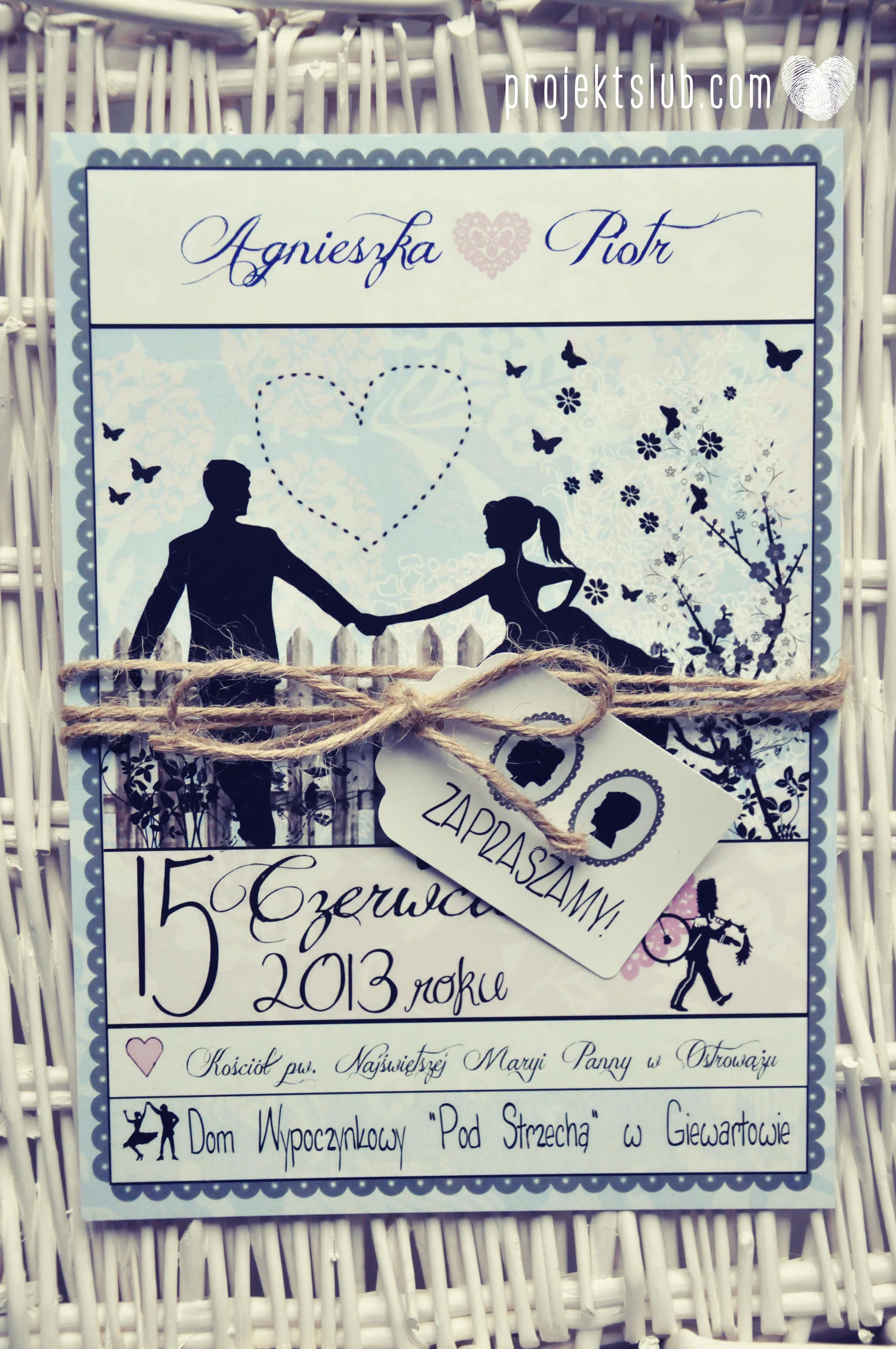 W pudrowym gaju rustykalne zaproszenie ślubne ze sznurkiem karteczka błękit róż Projekt Ślub (34).jpg