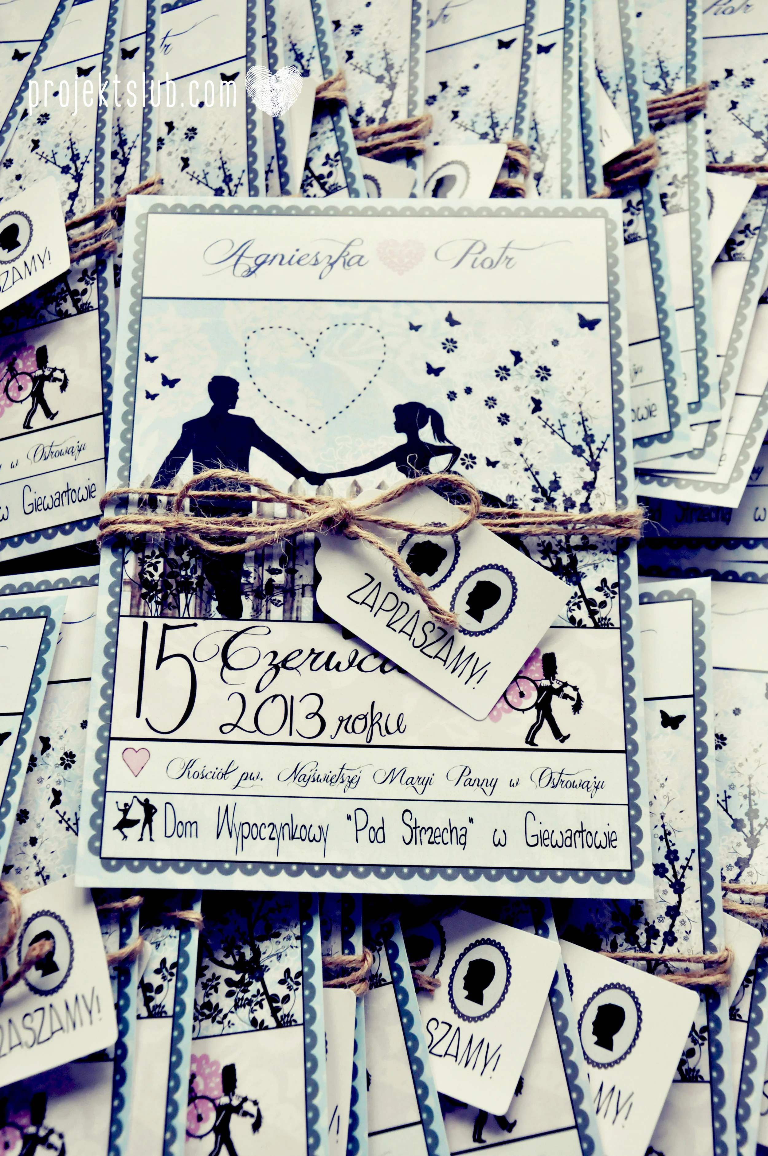 W pudrowym gaju rustykalne zaproszenie ślubne ze sznurkiem karteczka błękit róż Projekt Ślub (3).jpg