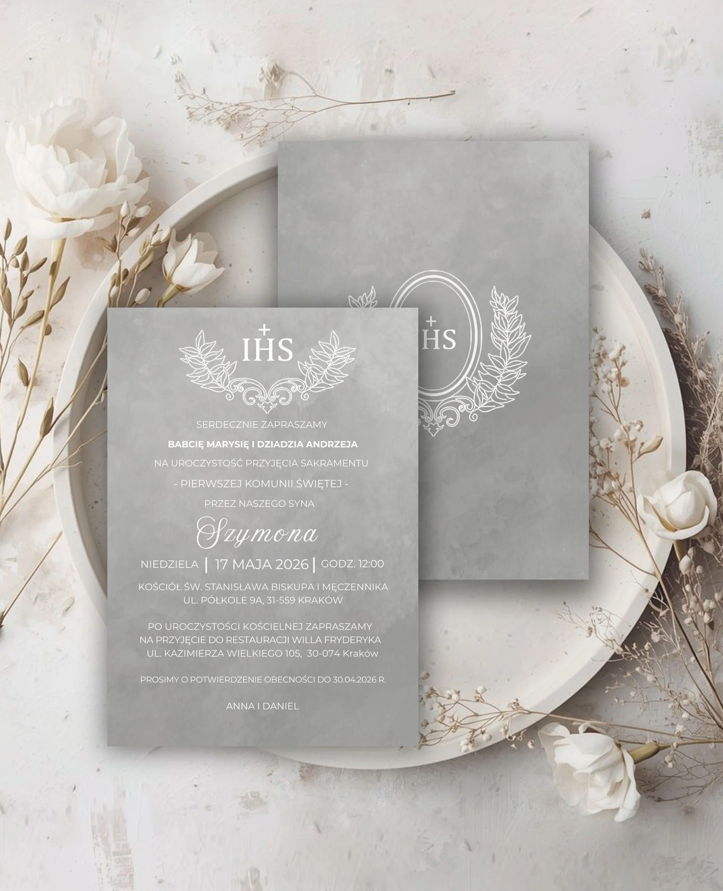zaproszenie-komunia-eleganckie-nowoczesne-z-monogramem-szare-mockup (1).jpg