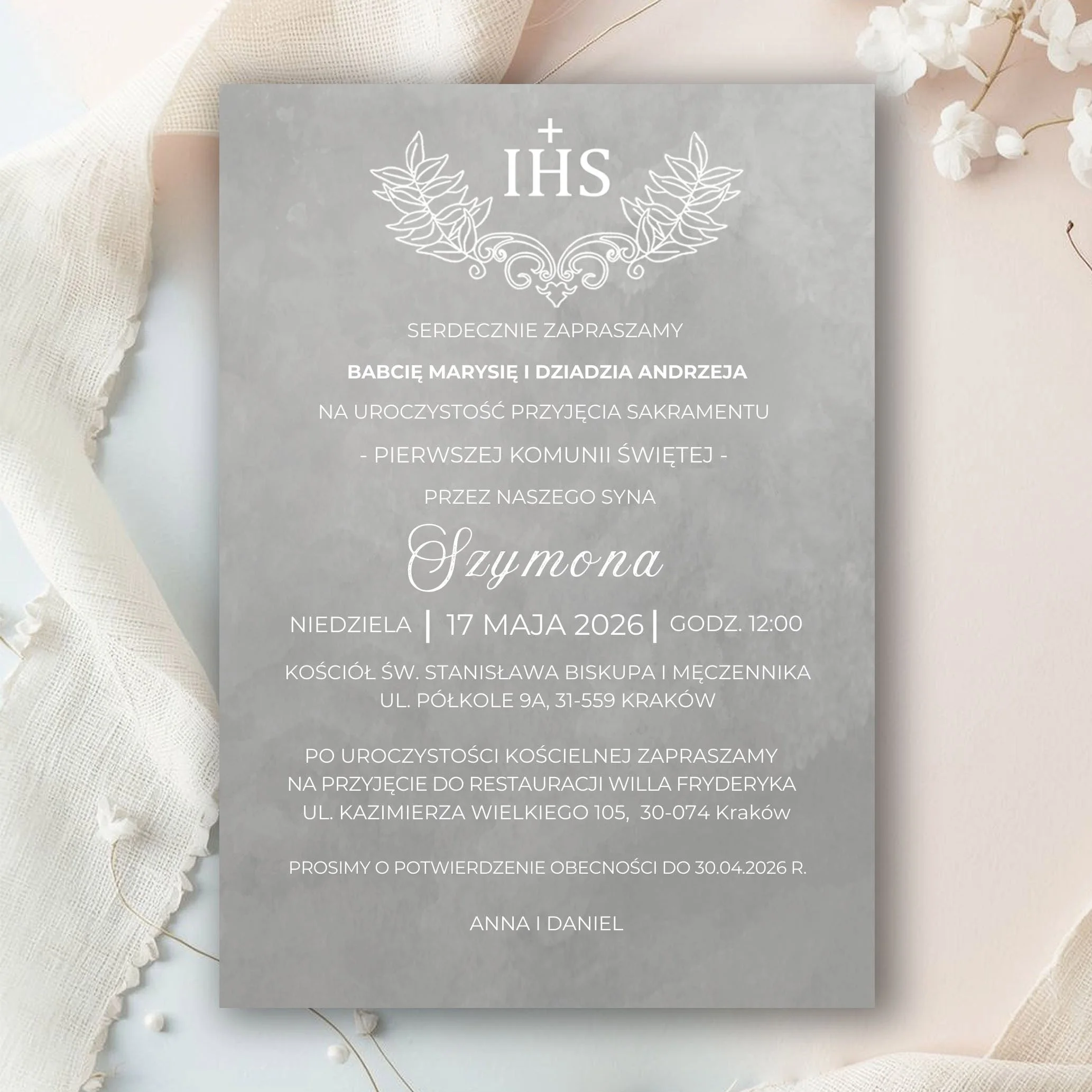 zaproszenie-komunia-eleganckie-nowoczesne-z-monogramem-szare-przod.jpg