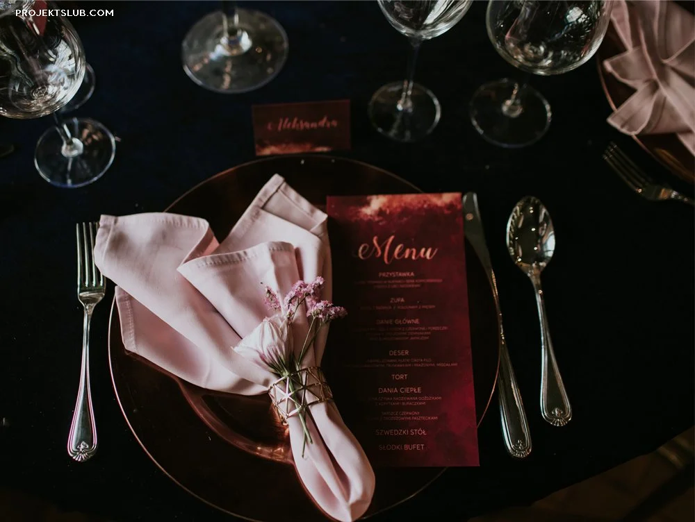 karta-menu-weselnego-ulozona-na-podtalerzu-personalizowana-bordowa-elegancja-projekt-slub-2.jpg