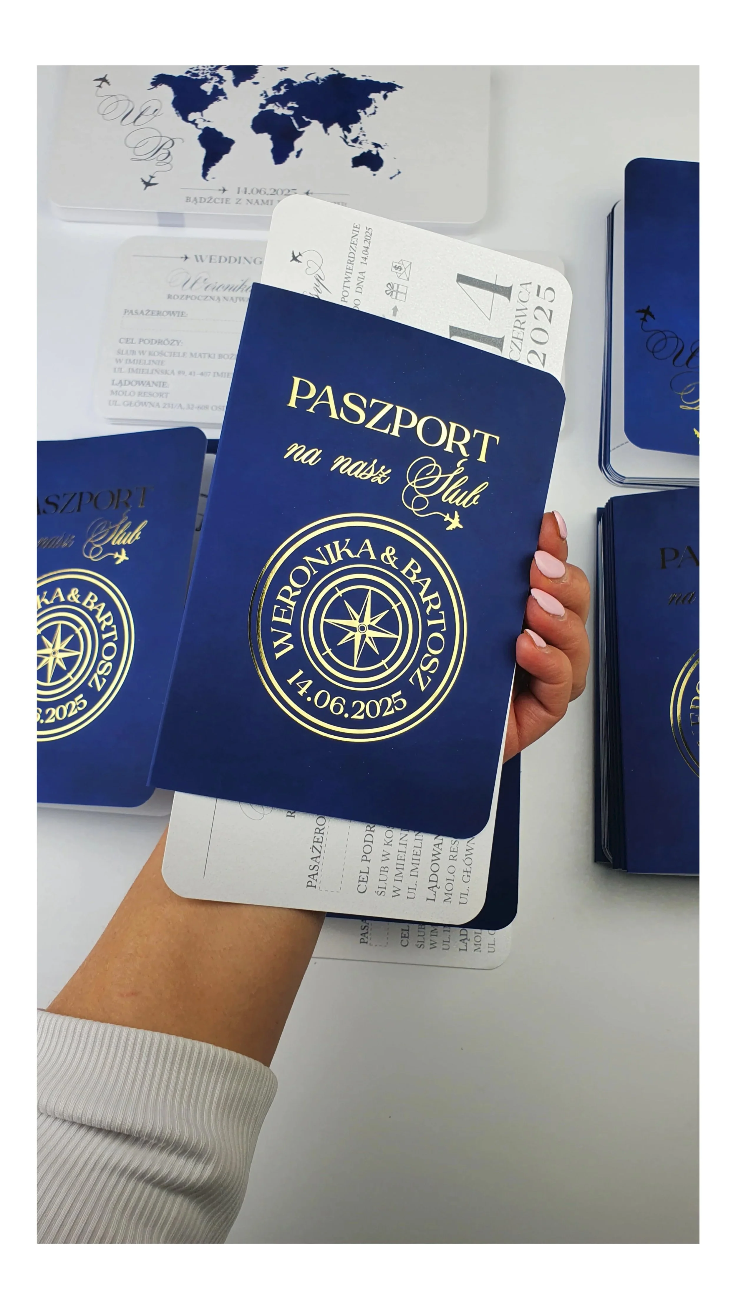zaproszenie-paszport-na-nasz-slub-granatowy-bilet-lotniczy.jpg