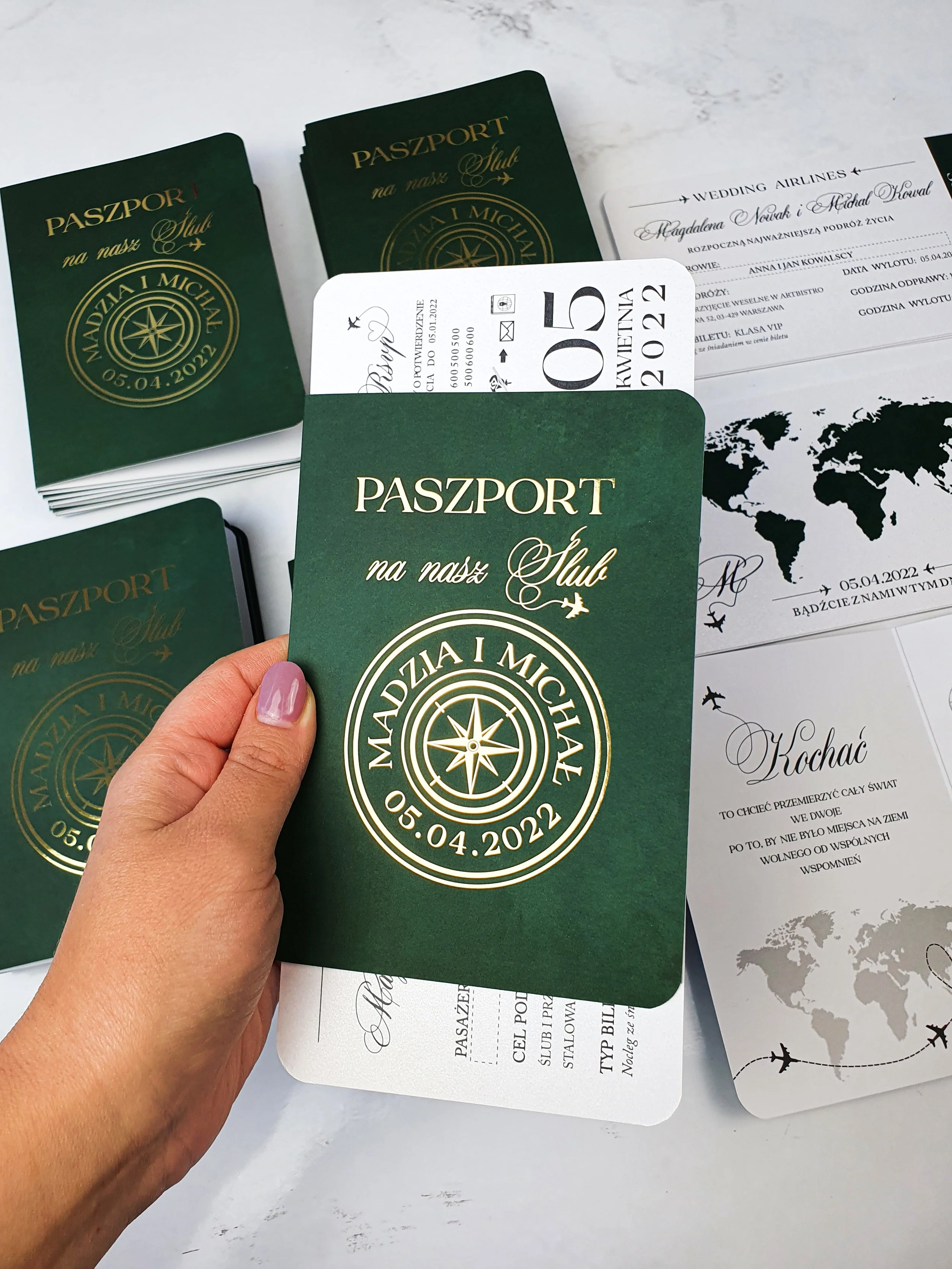 zaproszenia paszport butelkowa zieleń złoto (1).jpg