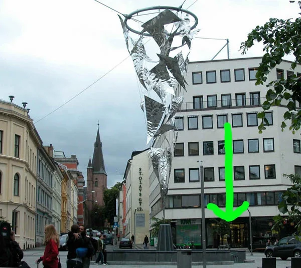 Den såkalte lysfontenen er i det minste et godt landemerke for å finne St Olavs plass. Inngangen til Reiseklinikken ligger på hjørnet, ved Åpent bakeri Blings. Vi har ikke noe skilt, men navnet står på lystavla ved ringeklokka. Bruk piltasten.