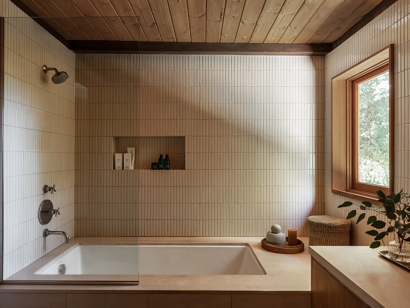 topanga-house-bath-2-laure-joliet.jpg