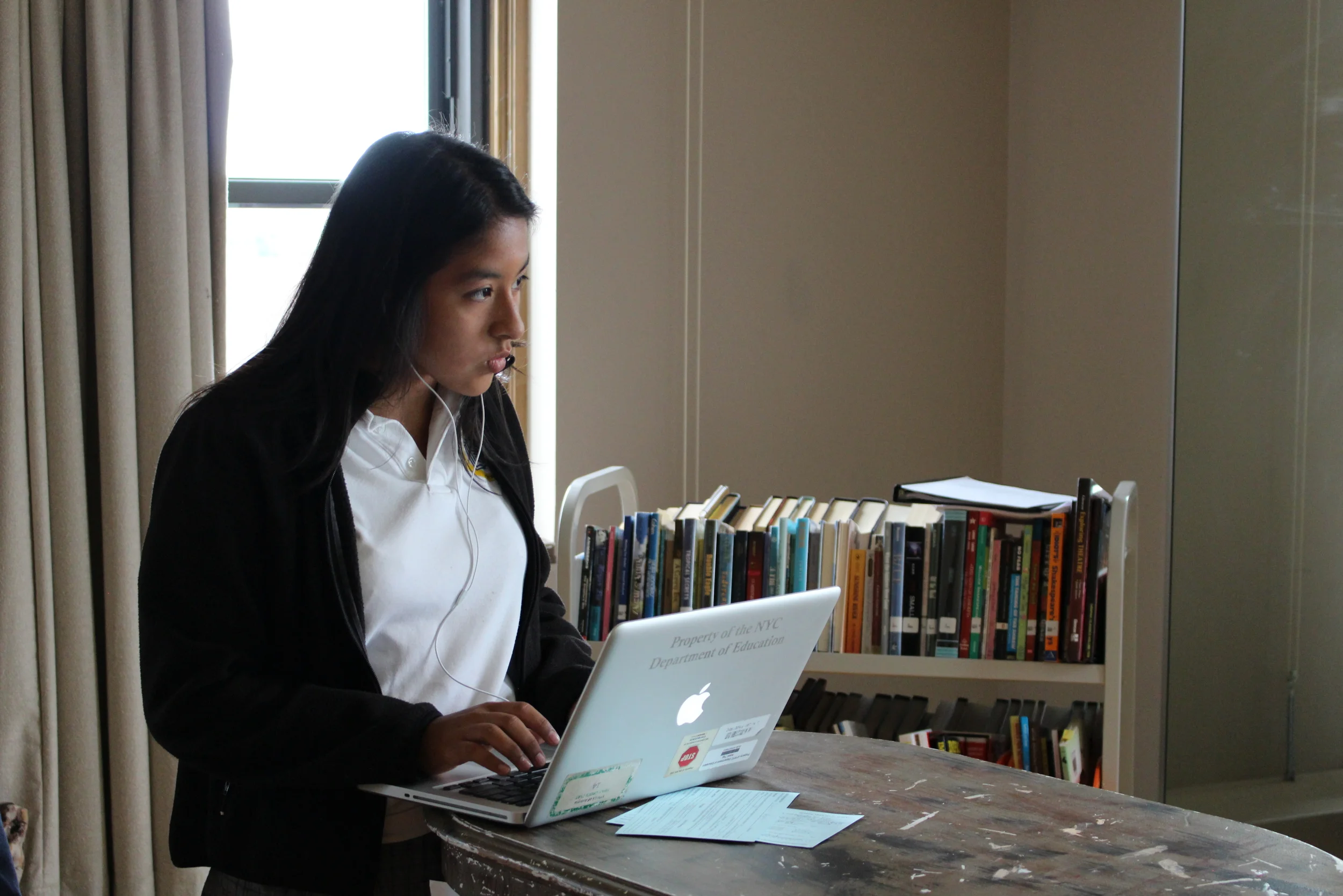 A student focuses on her presentation for Theatre class.