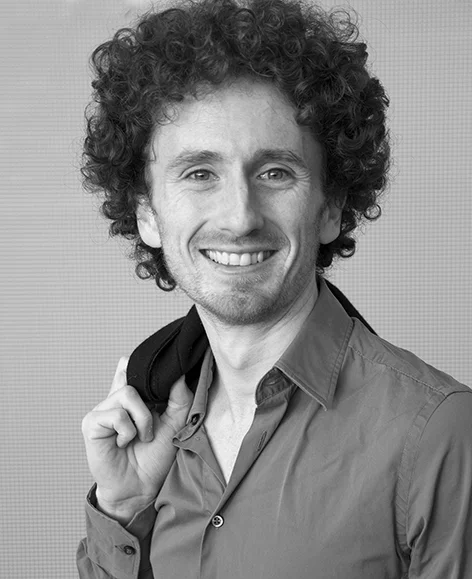 MATTHEW TUSA ist Choreograf und hat als Theaterprofi die Regie der LIGHT ART DANCE Stücke übernommen (sowie Technik: Musik und Licht). Zuvor hat er 14 Jahre auf internationalen Bühnen als Solist getanzt.
