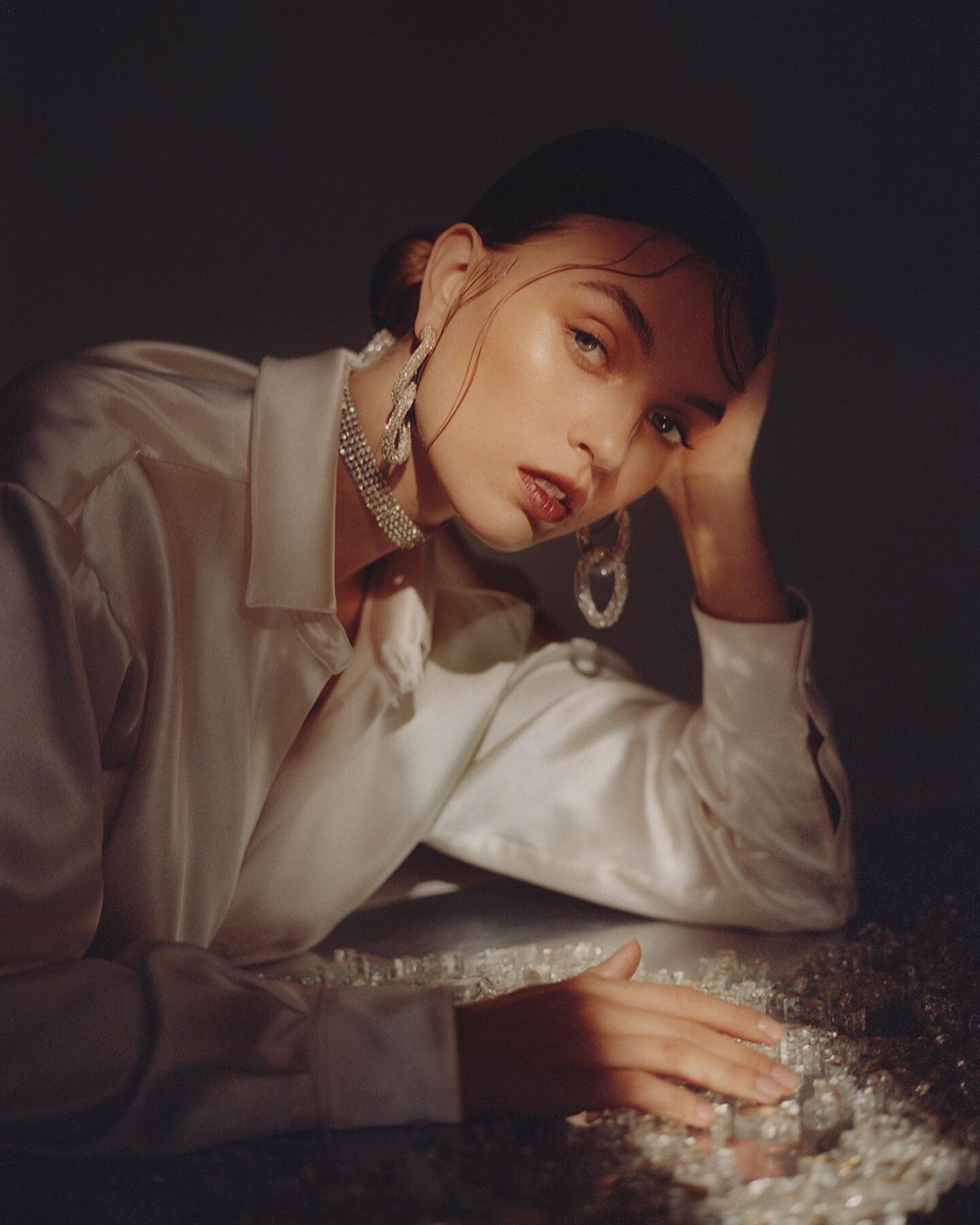 Model @amandamondale @newyorkmodels
Styling @wearisamy
Makeup @tadatoshih
Hairstyle @tomokokuwamura1207
Printed @meadowdarkroom
#fashioneditorials #oscardelarenta #jewelryphotography #jewelryeditorial #jewelryphotography #saintlaurent #ysl #fas