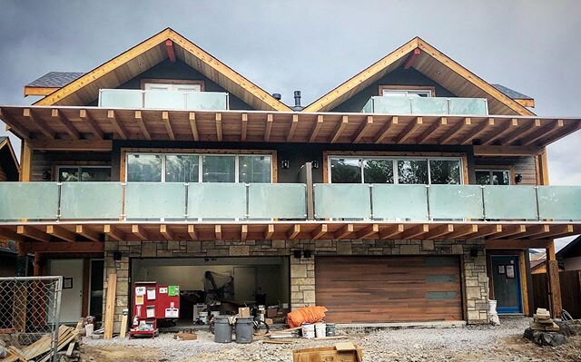 Duplex design by @russellandrusselldesignstudios on River Road in Canmore, with a stunning view of the Bow River! .
.
.

Contact us at info@russellandrussell.ca to make your dream a reality!

All designs on this page are from our portfolio . . . .
.
