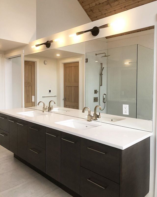 Simple and stylish bathroom in a home we designed that is soon to be on the market!

#russellandrusselldesignstudios #canmoredesignteam 
#designingcanmore #rockymountaindesign #banffdesign #canmorearchitecture #canmoreinteriordesign #awardwinningdesi