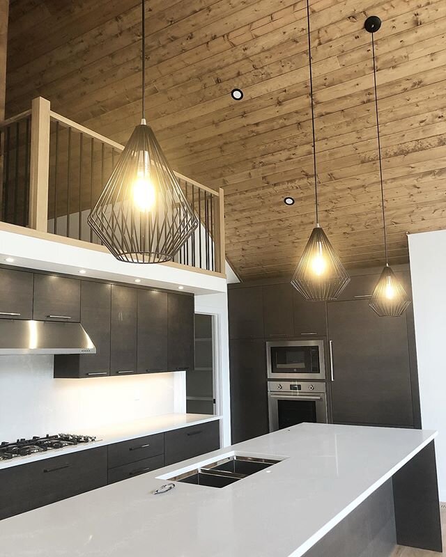 Little kitchen detail.... &gt;&gt;Swipe&gt;&gt; #russellandrusselldesignstudios #canmoredesignteam 
#designingcanmore #rockymountaindesign #banffdesign #canmorearchitecture #canmoreinteriordesign #awardwinningdesigners  #modernmountaindesign #modernm