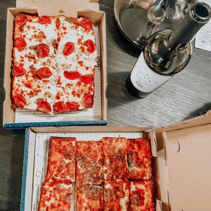 Happy Saturday!!! There's nothing quite like enjoying a good pizza with a great bottle of wine. Our friend and wine blogger Sarah or @vinoforbreakfast chose to pair her pizza with some delicious Sutro wine, and it looks so good, now we're hungry too.