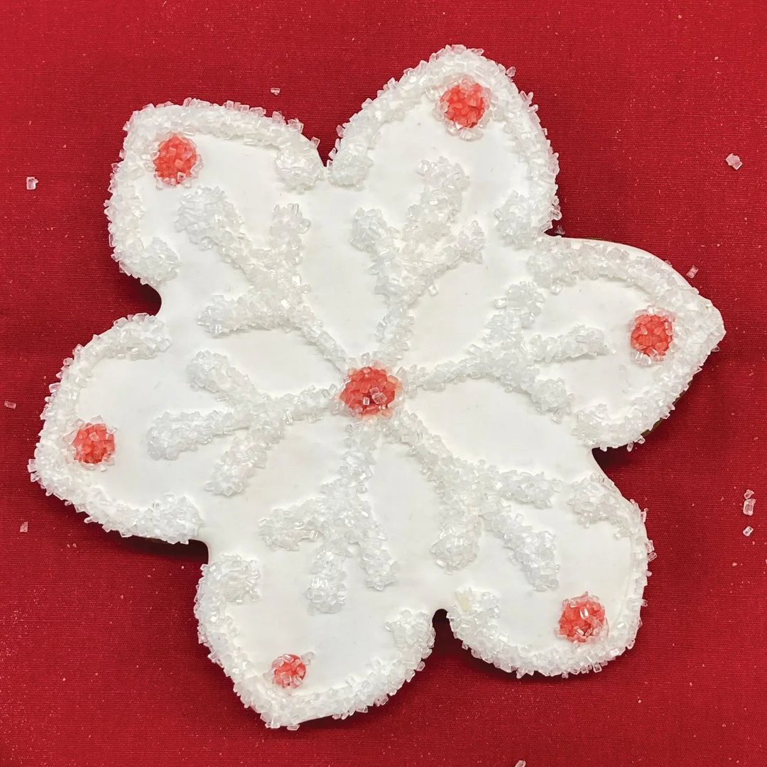 Snowflake cookies with red accents - Gingerbread Factory