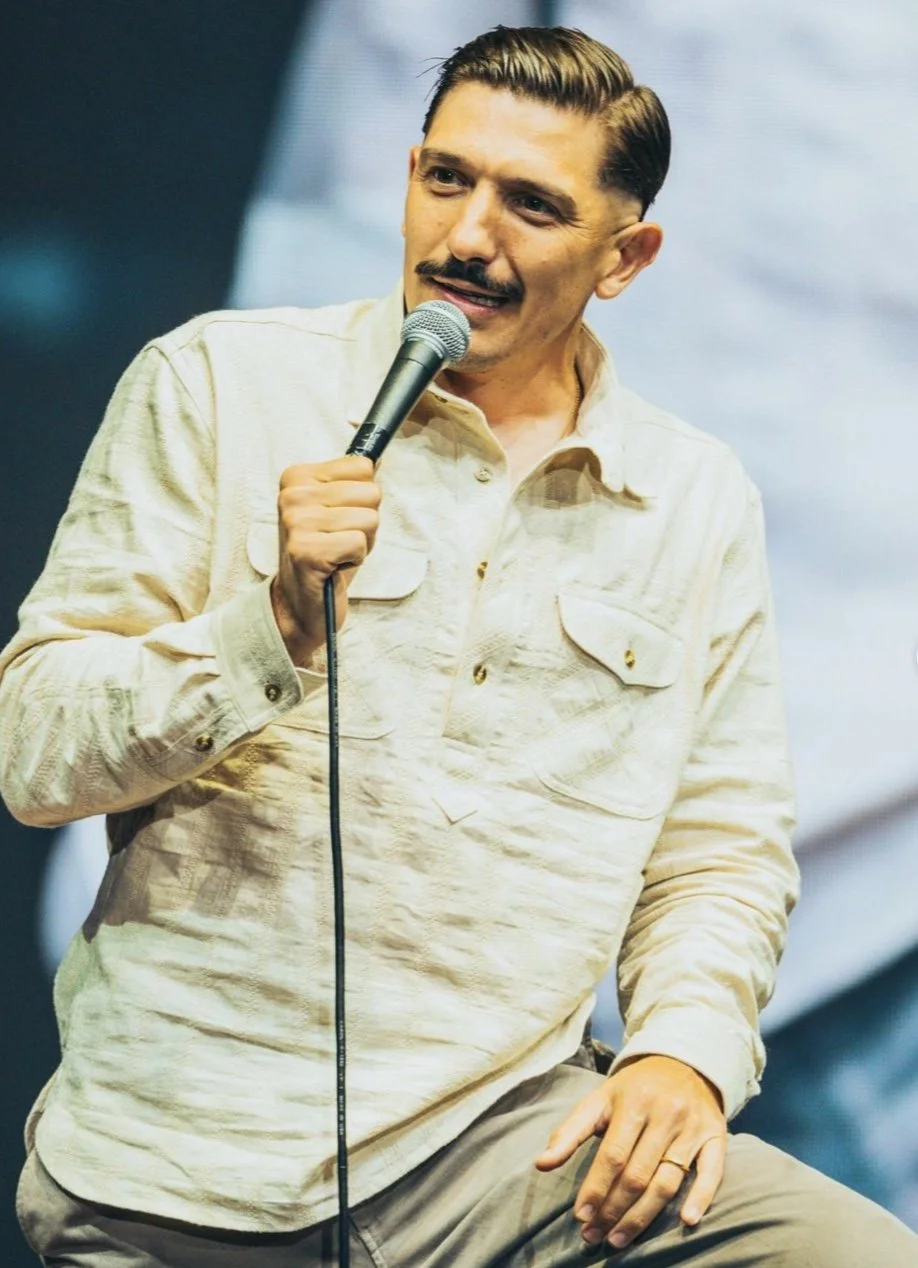 Andrew Schulz wearing his Black Bear Brand linen popover at his show in Seattle