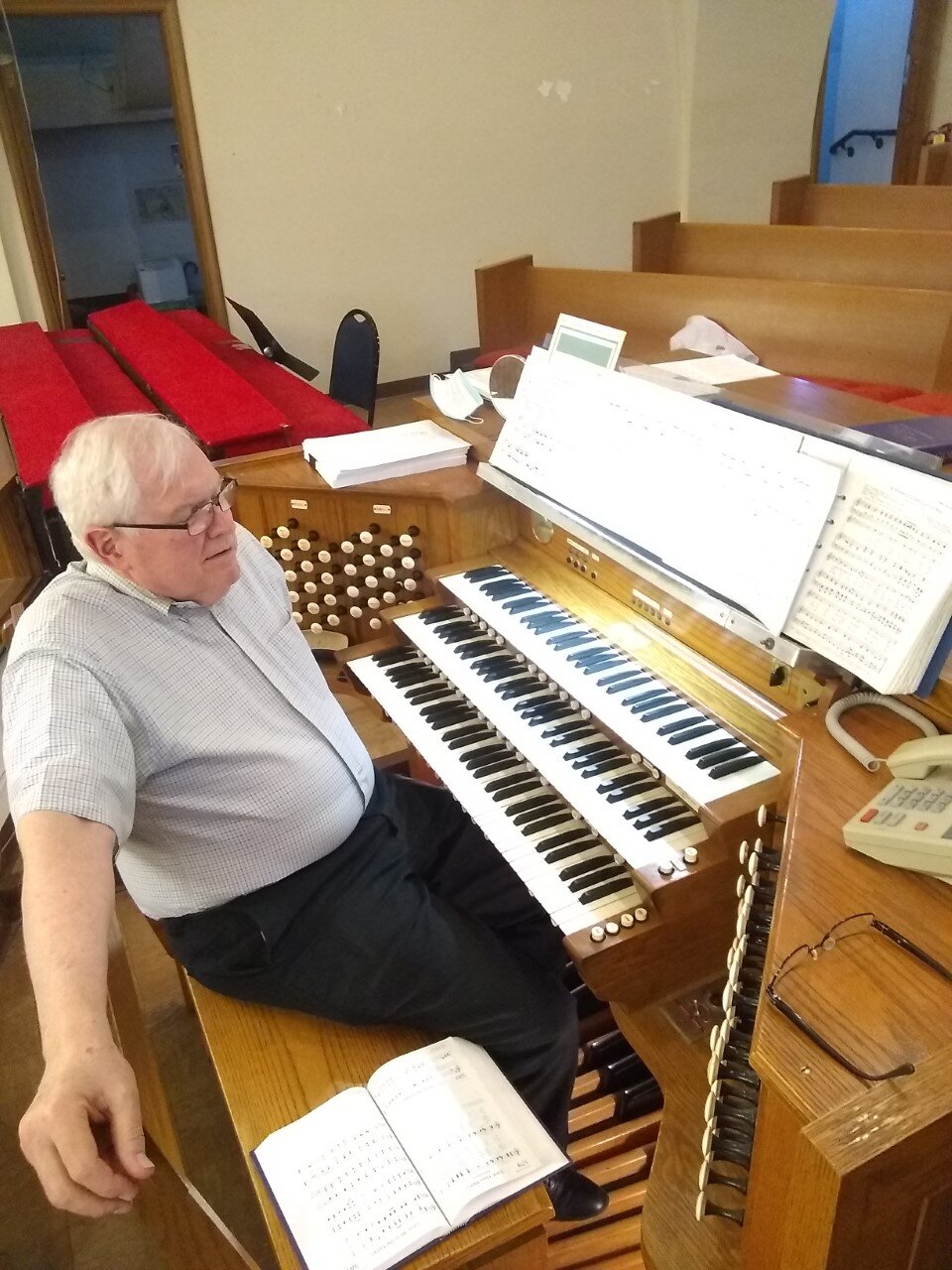 Henry at the organ2 May 2021.jpg