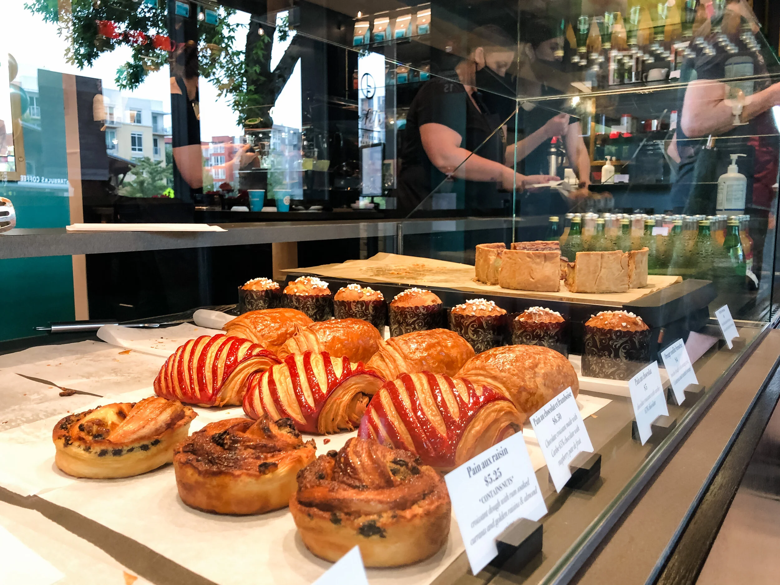 Française Patisserie La Patisserie Francaise Un éclair au chocolat