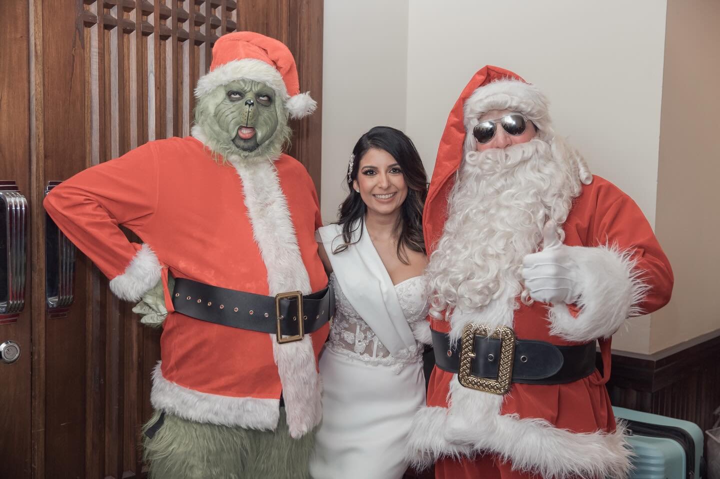 Reviviendo esta magn&iacute;fica boda de diciembre!
Gracias Karen y Emmanuel, por regalarnos a Santa y al Grinch! Fue una noche espectacular❤️

📸 @fonchojaen_photo 

Paola y Rommy Mantilla ✨&nbsp; Wedding Planners
Convertimos el amor en una experien