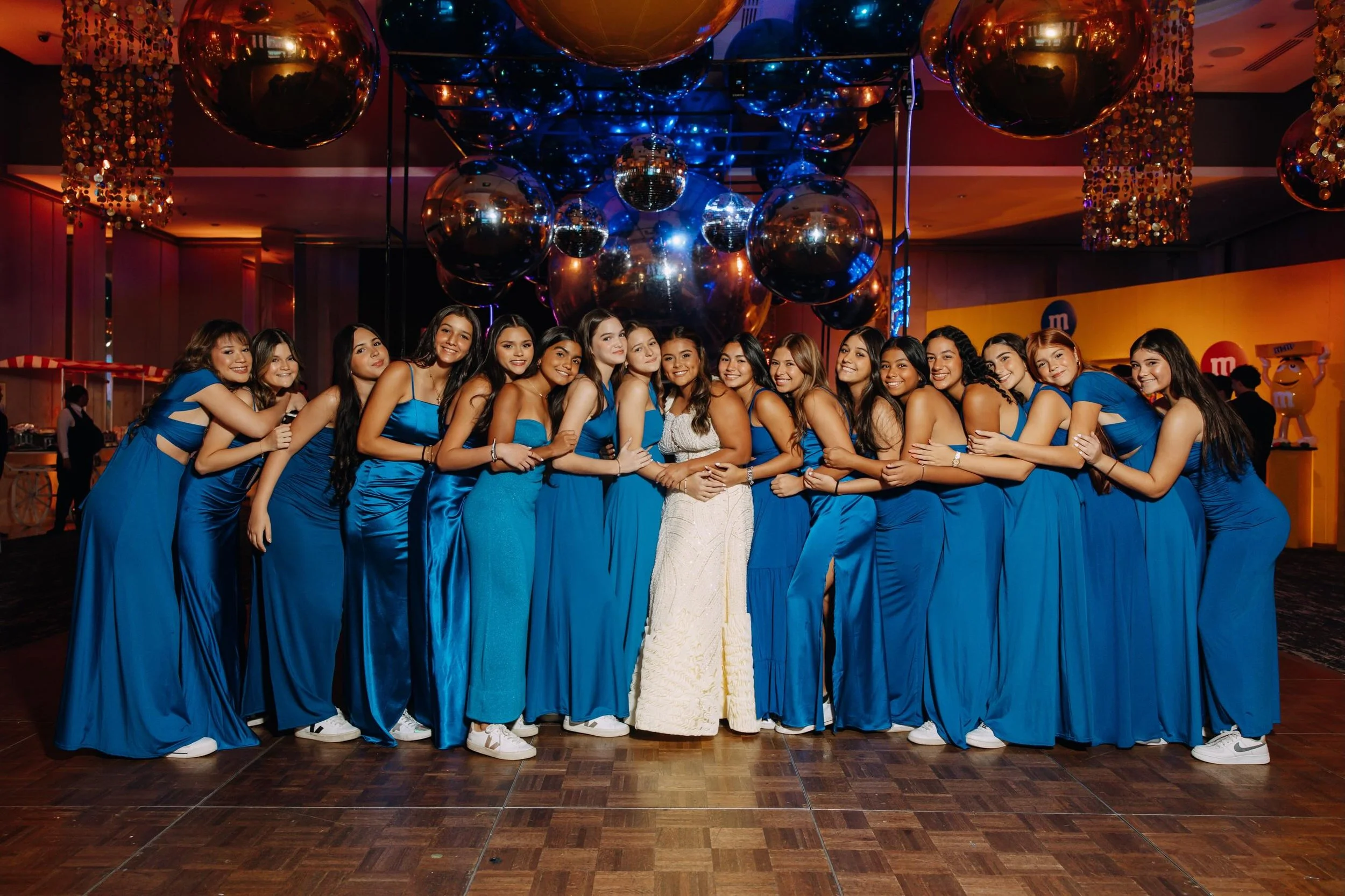 La fiesta de XV a&ntilde;os de Andrea fue &eacute;pica! 

Luces, m&uacute;sica y una buena party que quedar&aacute;n para siempre!

As&iacute; se vivi&oacute; este quince inspirado en NUEVAYoL: una noche m&aacute;gica donde cada baile inolvidable y c