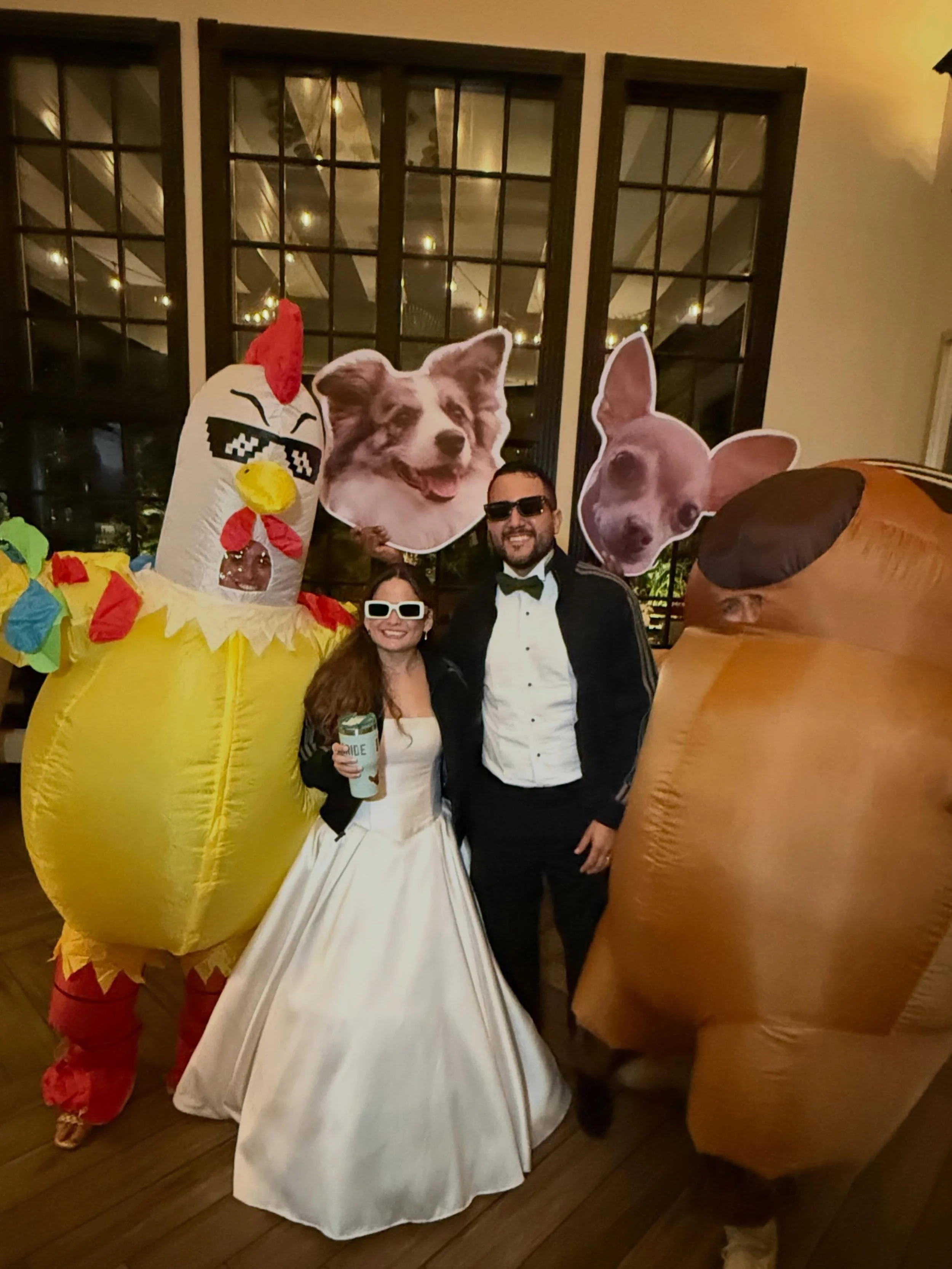 Parte 3:
Y as&iacute; cerramos nuestra serie de hora loca&hellip; 

Con una madrina, un padrino, dos disfraces inesperados y una pista llena de felicidad.

Porque al final, la magia de una boda no est&aacute; solo en los detalles hermosos, sino en es