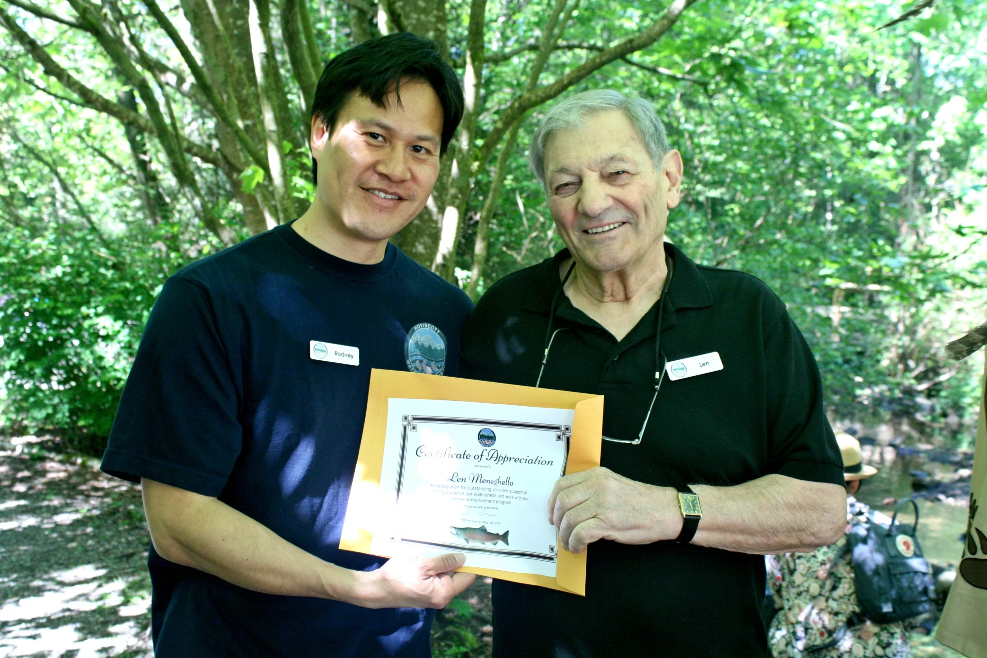 Hatchery manager, Rodney Lee presents Len Meneghello with a certificate of appreciation for his service to the Hoy-Scott Watershed Society. (Photo: Robbin Whachell / HSWS)