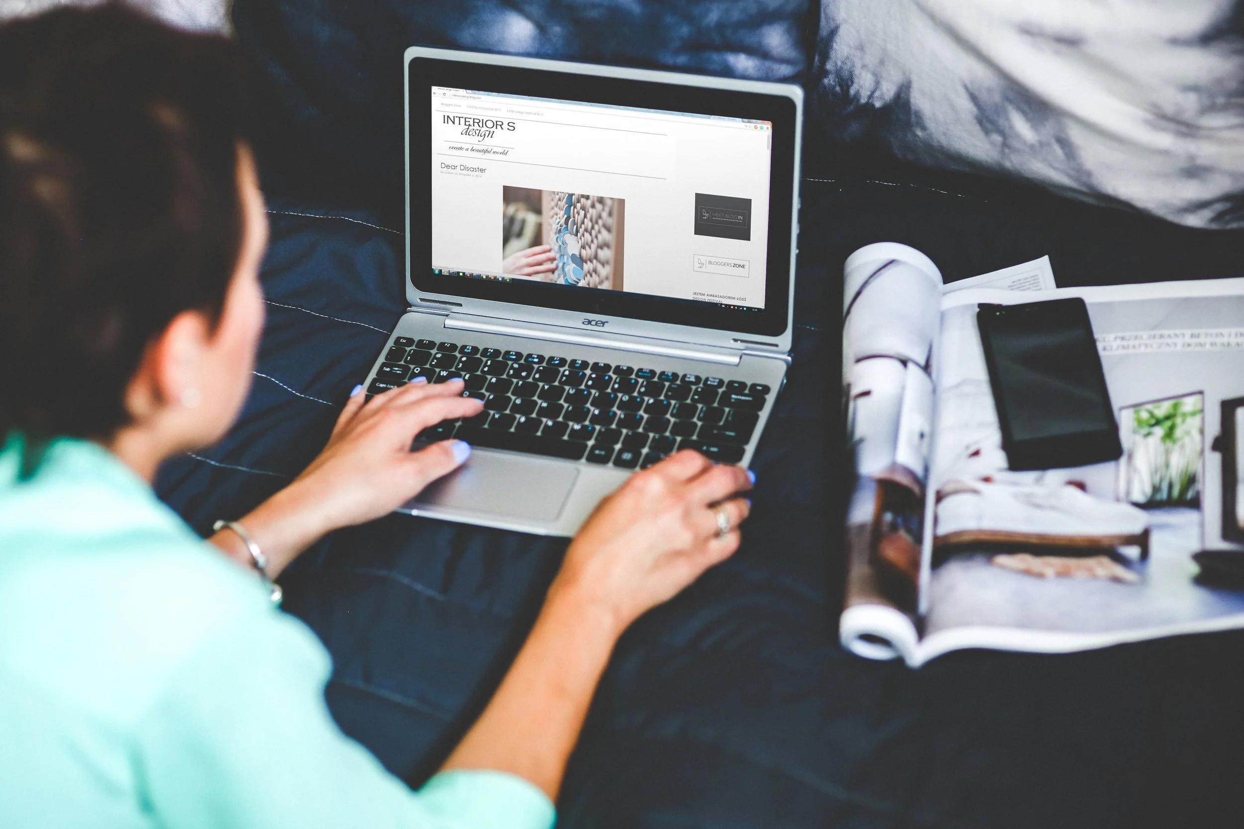 bed-blogging-browsing-6356.jpg