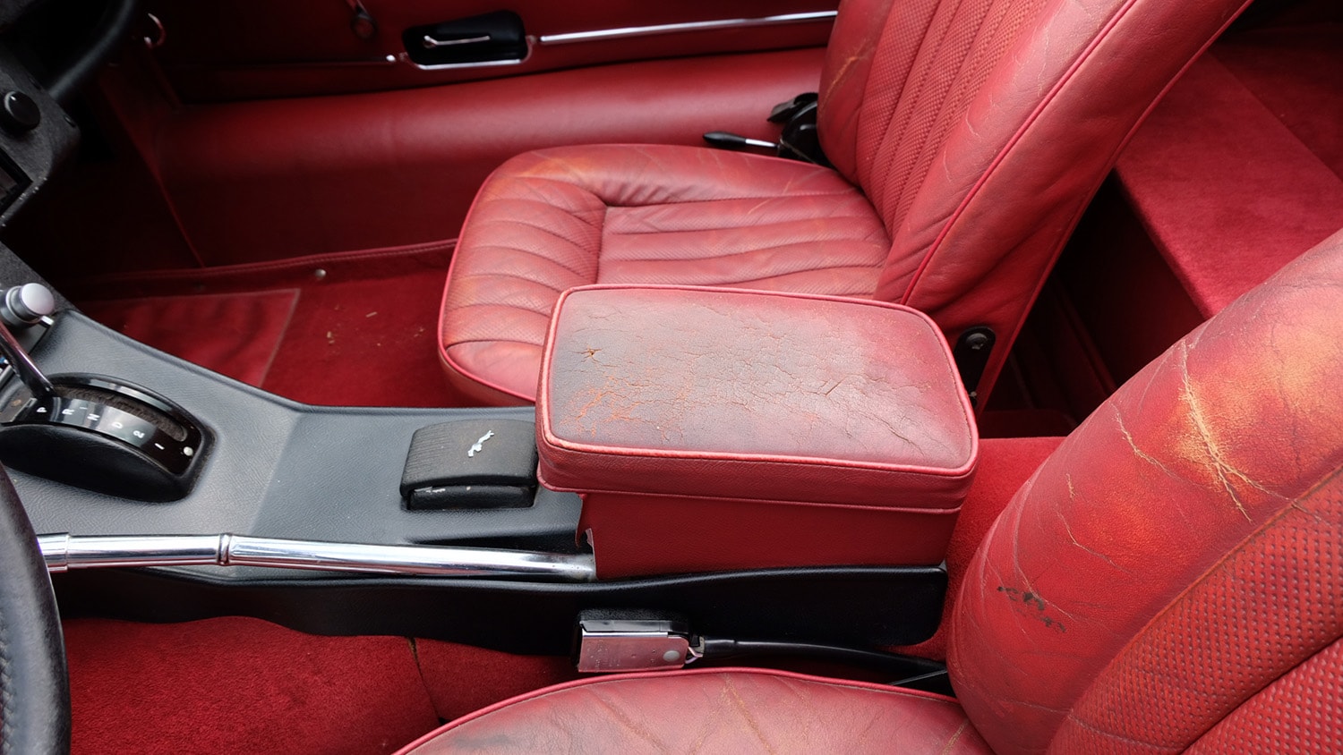 1972 Jaguar XKE Convertible Interior Console.JPG