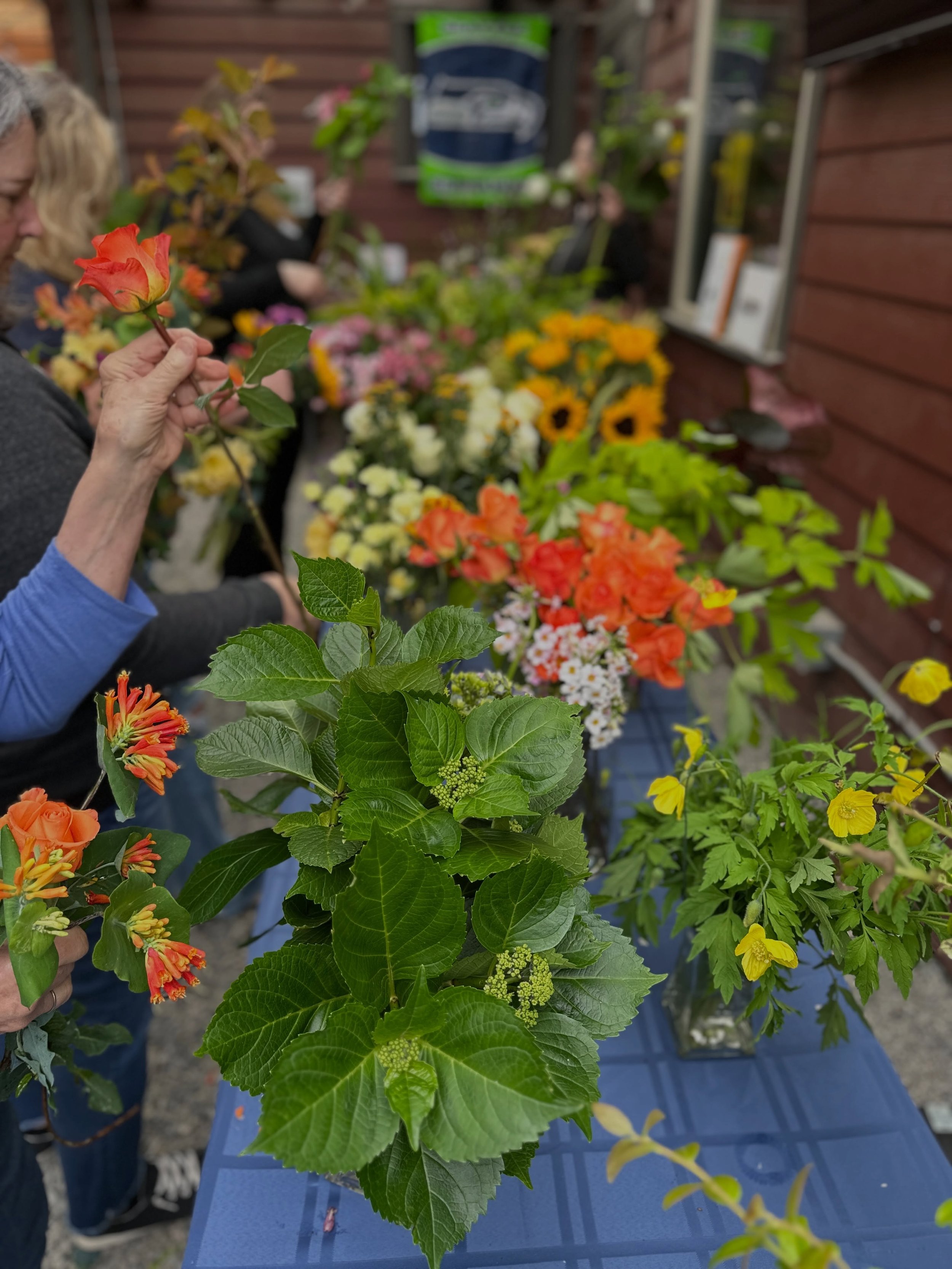 A few shots from Saturday&rsquo;s Petals and Pints at Friends and Neighbors Brewing! It smelled so fresh and we had lots of creative fun. Thank you to those who joined us! Join the mailing list for new workshop dates. #botanistaworkshop #kingstonwa