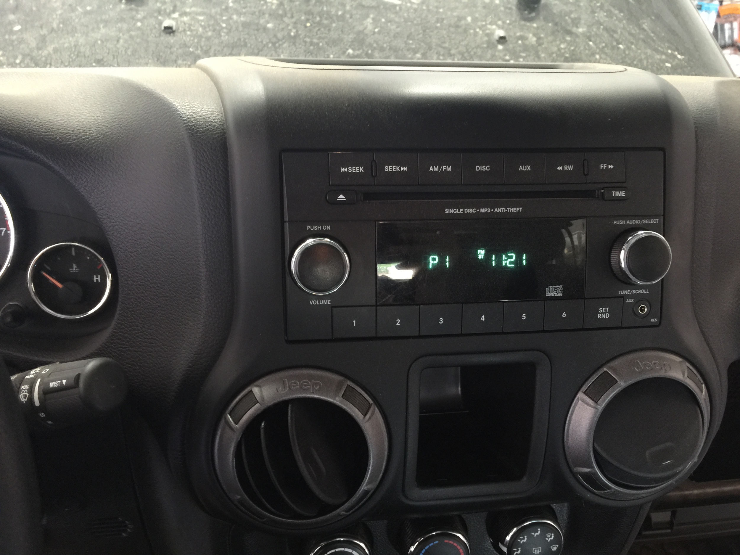 Introducir 31+ imagen jeep wrangler factory radio
