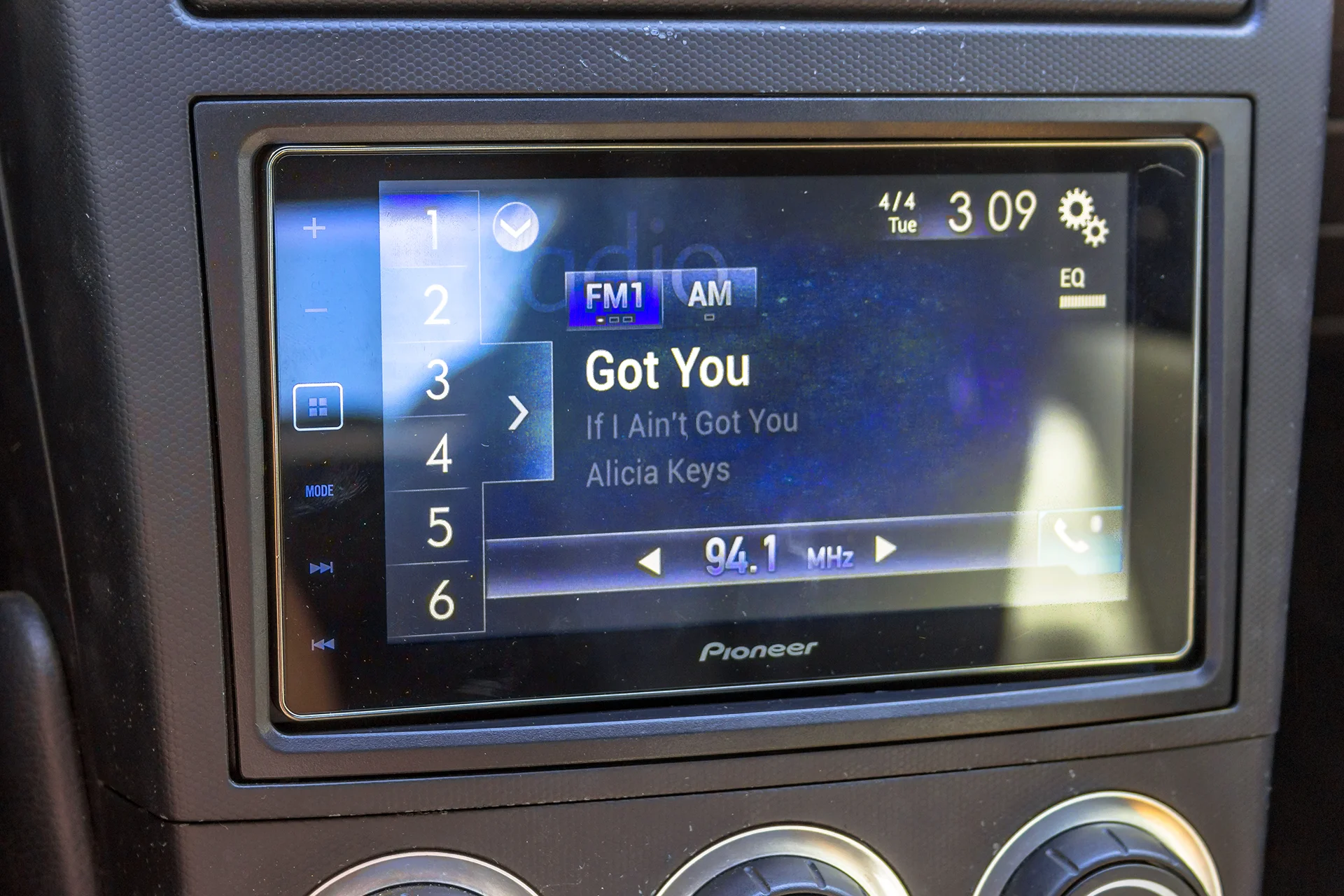 2005 Nissan 350Z Roadster Aftermarket Radio