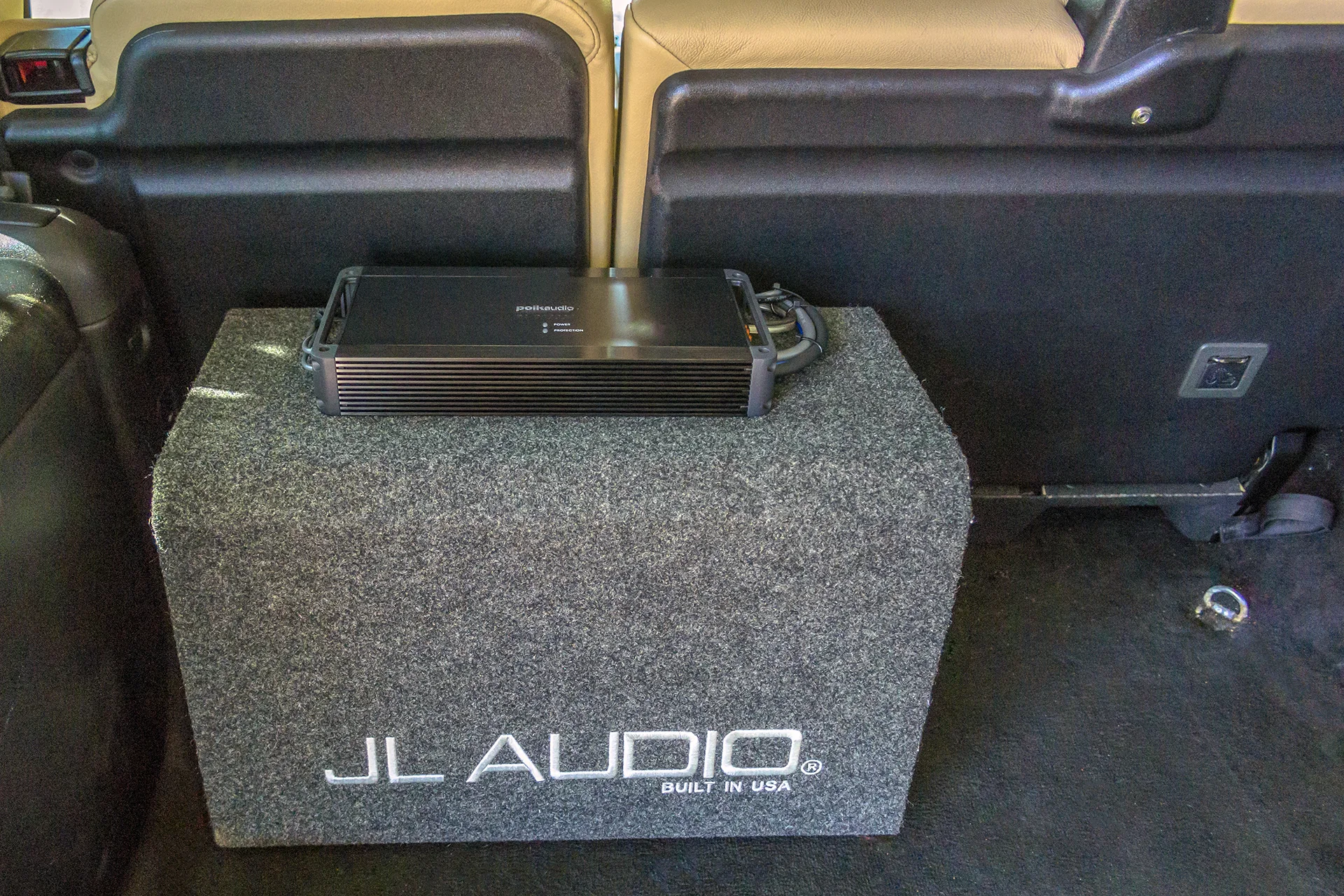 2004 Land Rover Discovery Amplifier and Sub.jpg