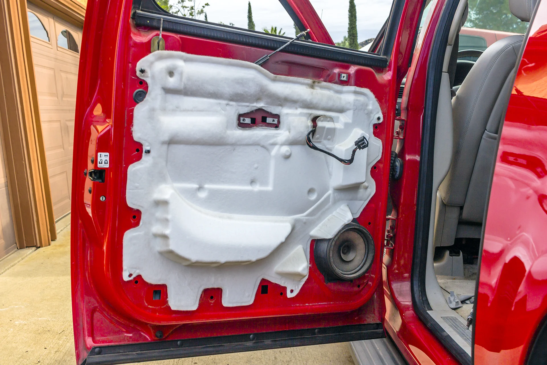 chevy avalanche door speakers