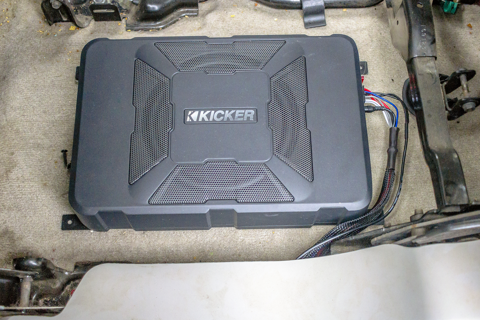 2008 Chevy Avalanche Kicker Hideaway Close.jpg
