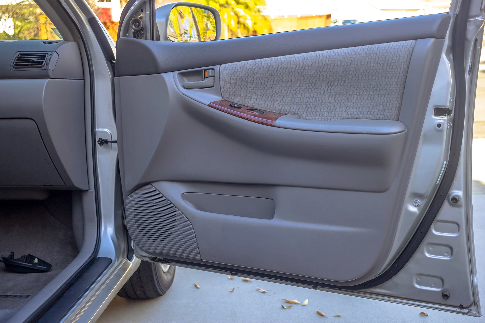 2004 Toyota Corolla Pass Door Panel.jpg