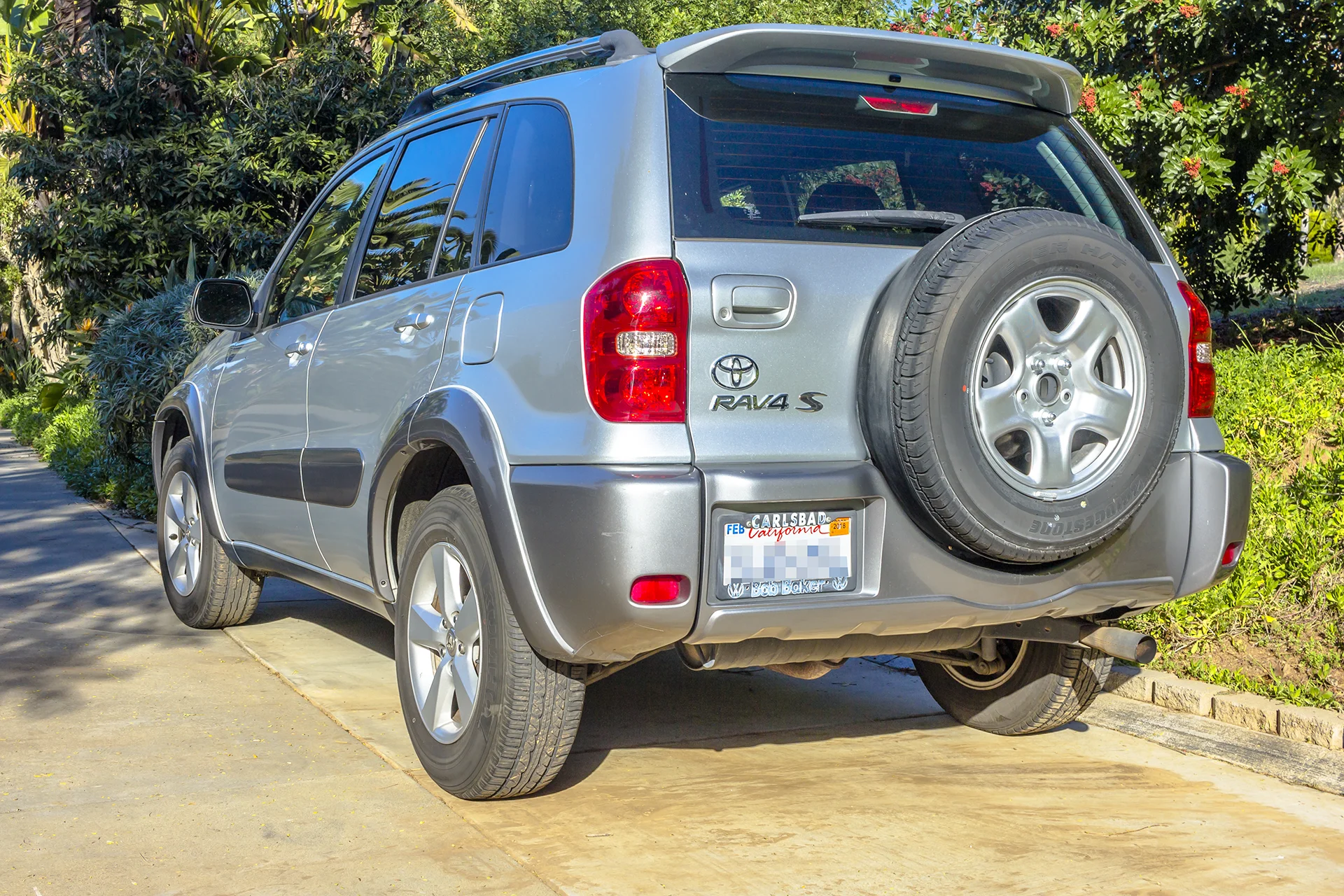 2004 Toyota RAV4 Overview.jpg