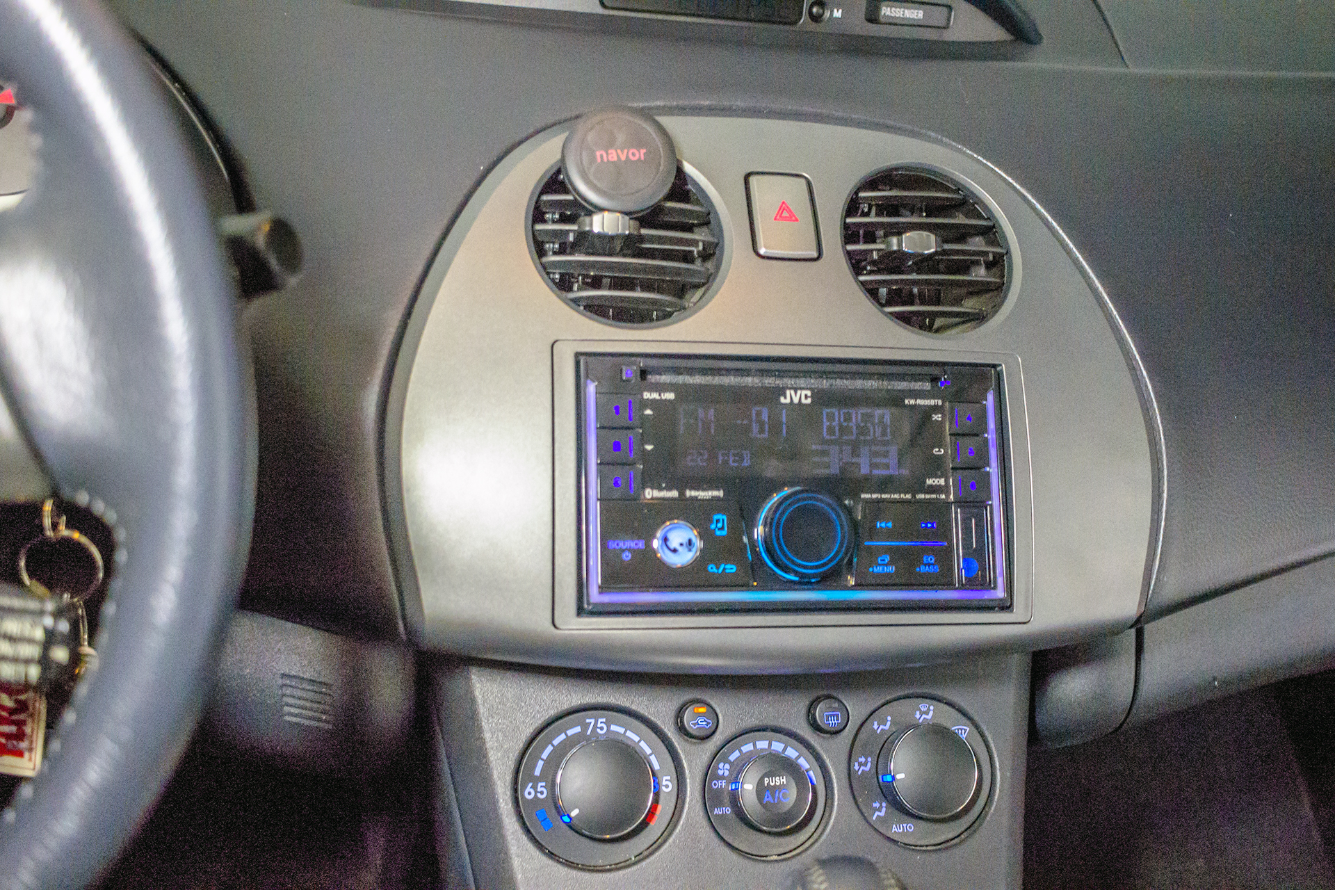 Upgrading the radio in this 2007 Mitsubishi Eclipse! 