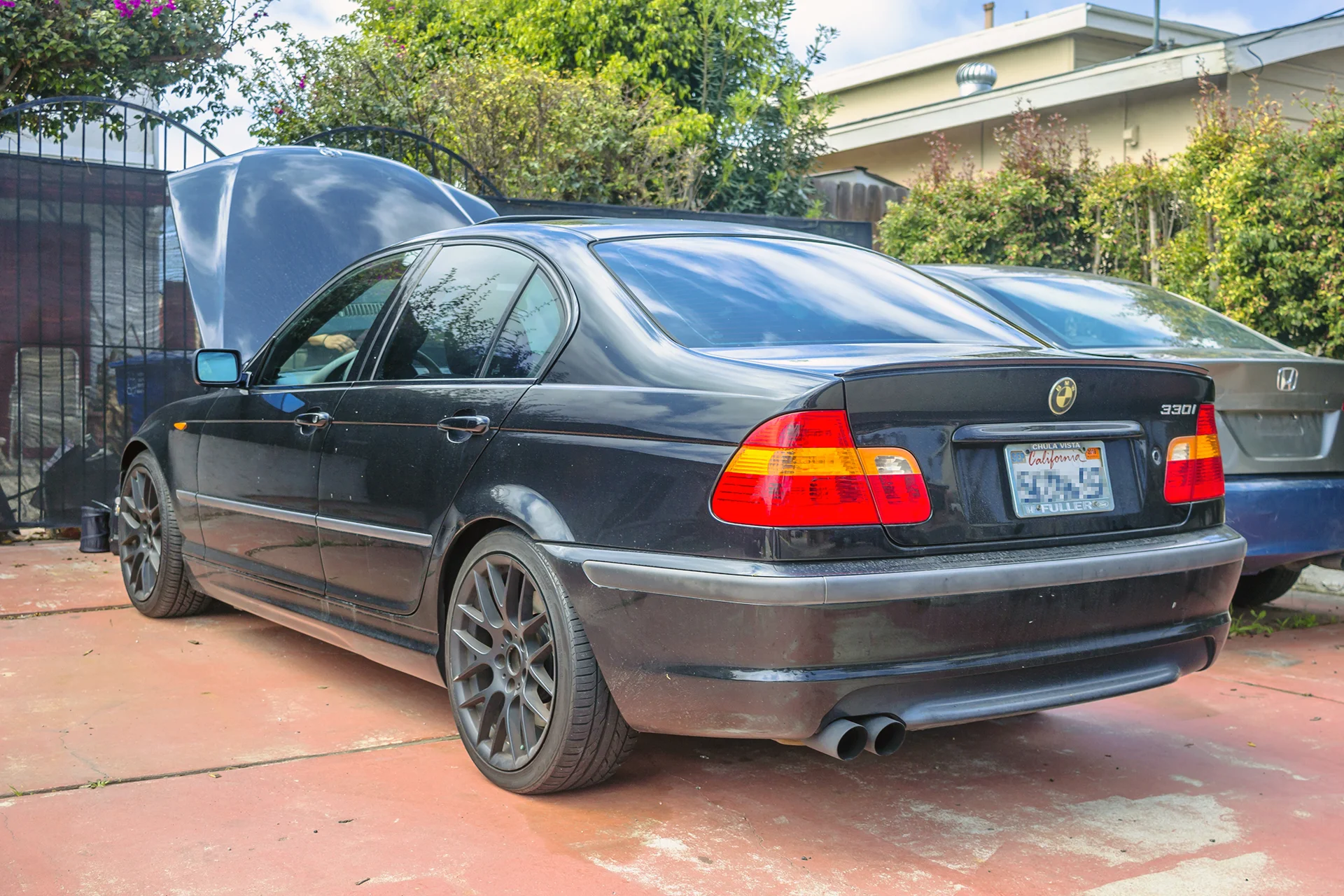 2001 BMW 330i Overview.jpg
