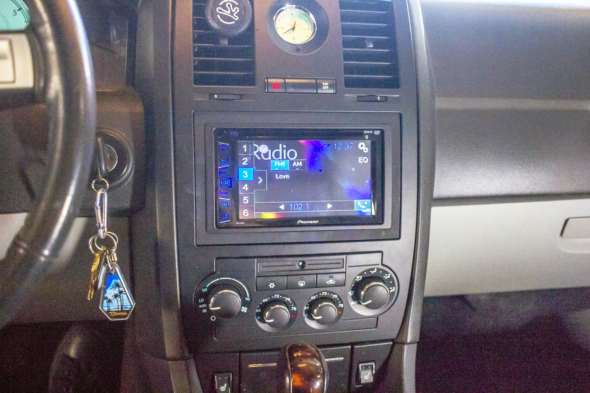 2006 Chrysler 300 adds a backup camera 