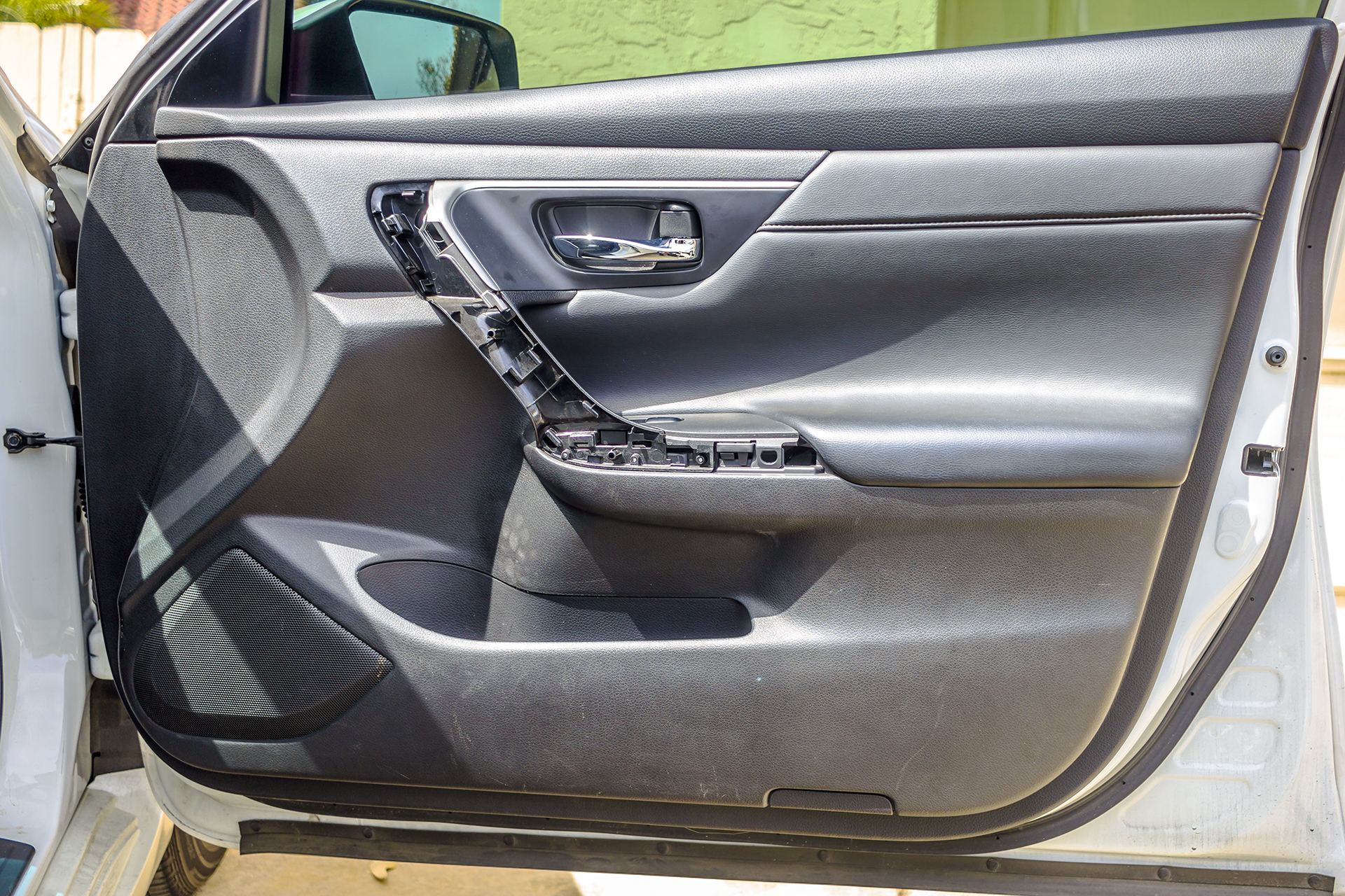 2015 Nissan Altima Front Door Speaker Location.jpg