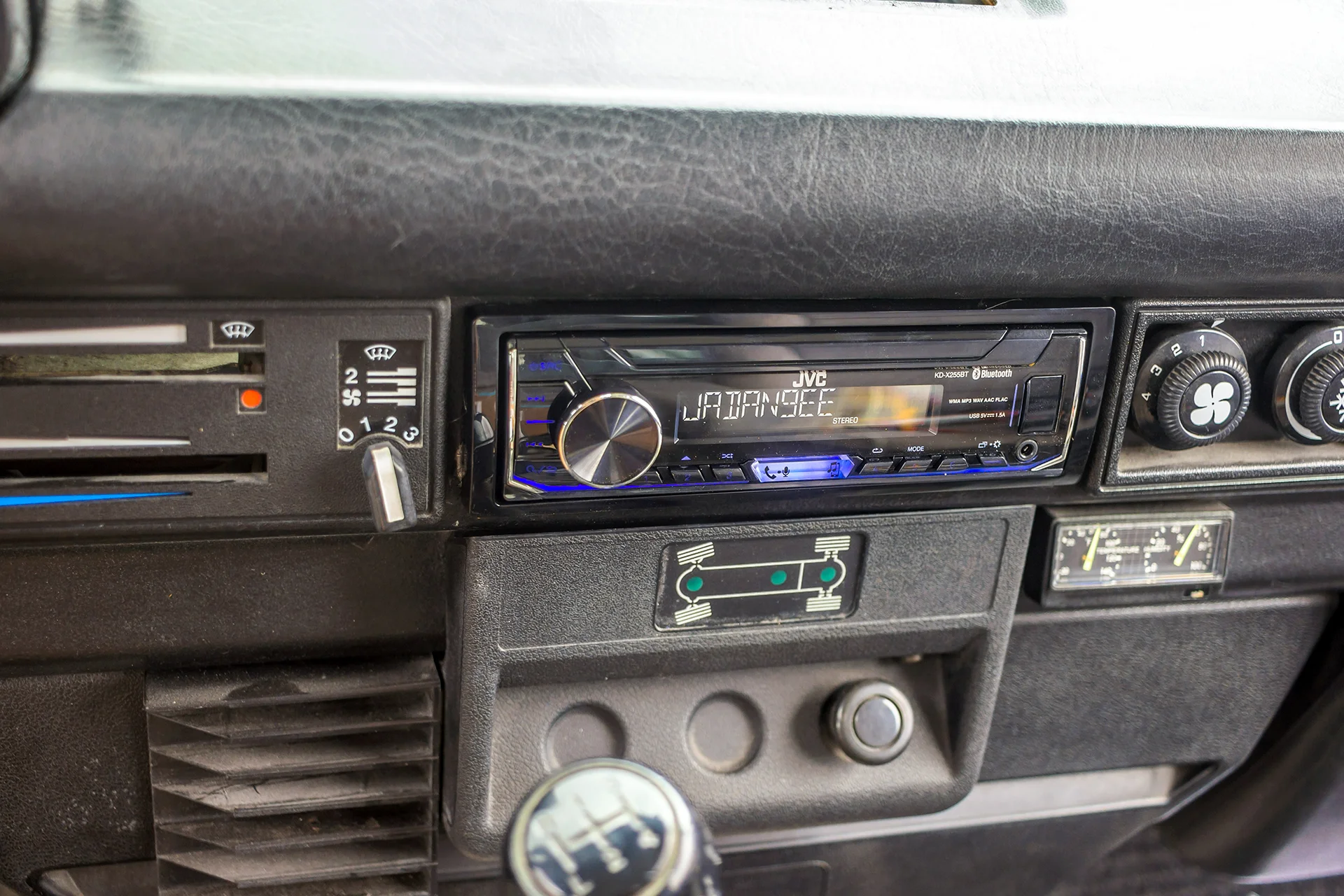 1987 Volkswagen Vanagon Aftermarket Radio.jpg