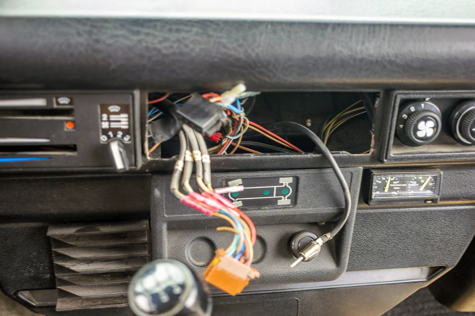 We updated the sound in this 1987 Volkswagen Vanagon — Twelve Volt Technologies Mobile Onsite