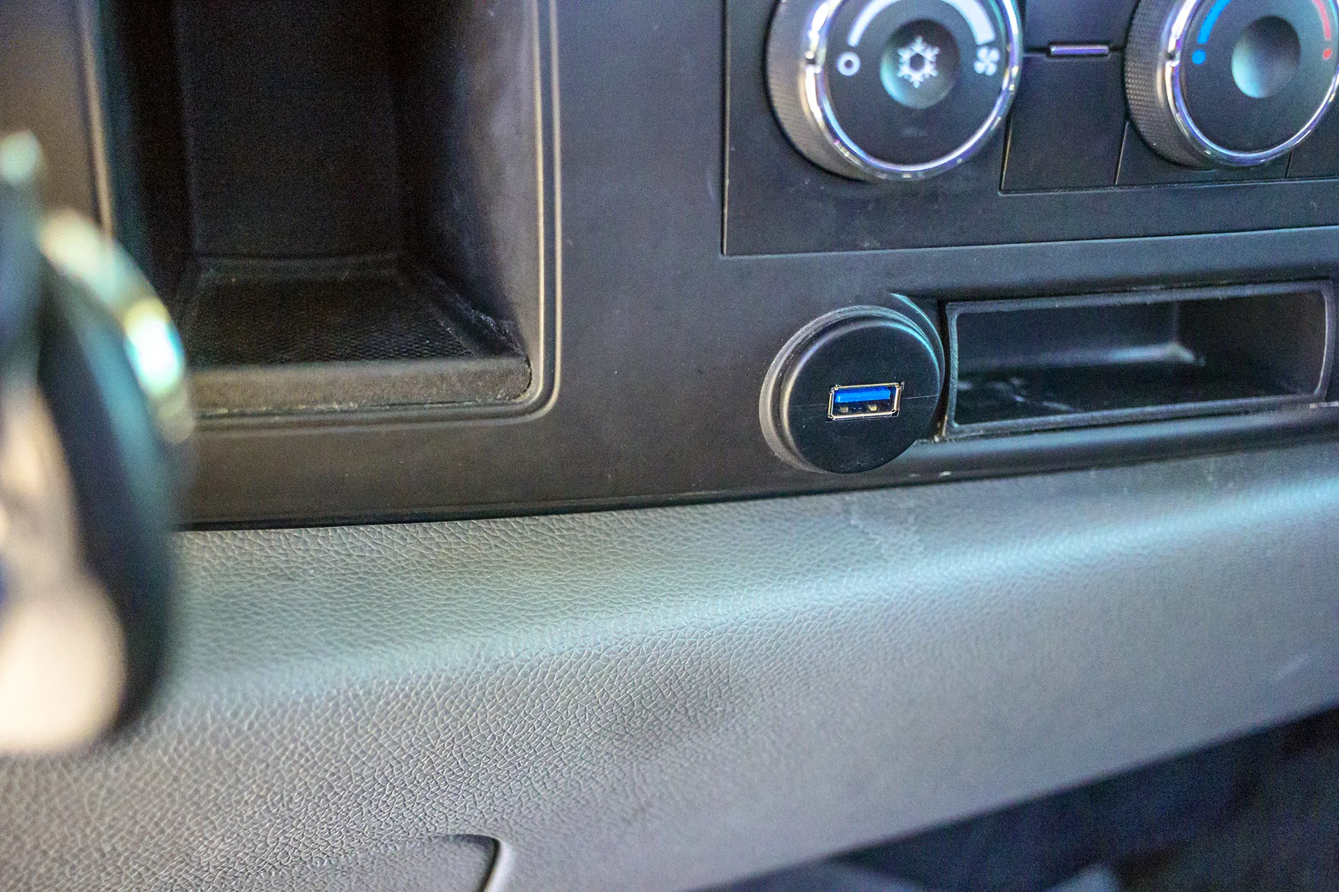 2008 Chevy Silverado Aftermarket USB Port.jpg