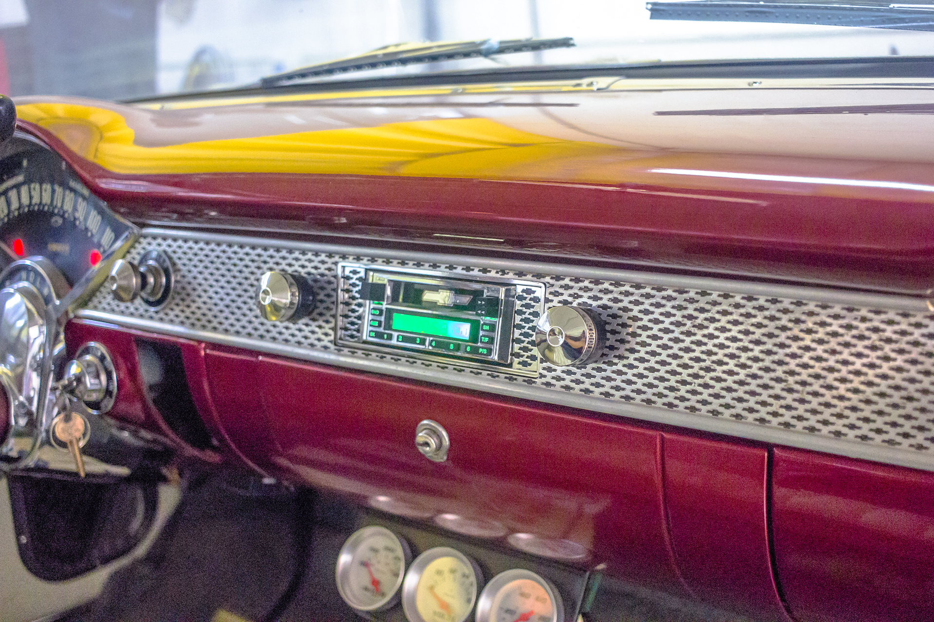 1955 Chevy Nomad Aftermarket Radio.jpg