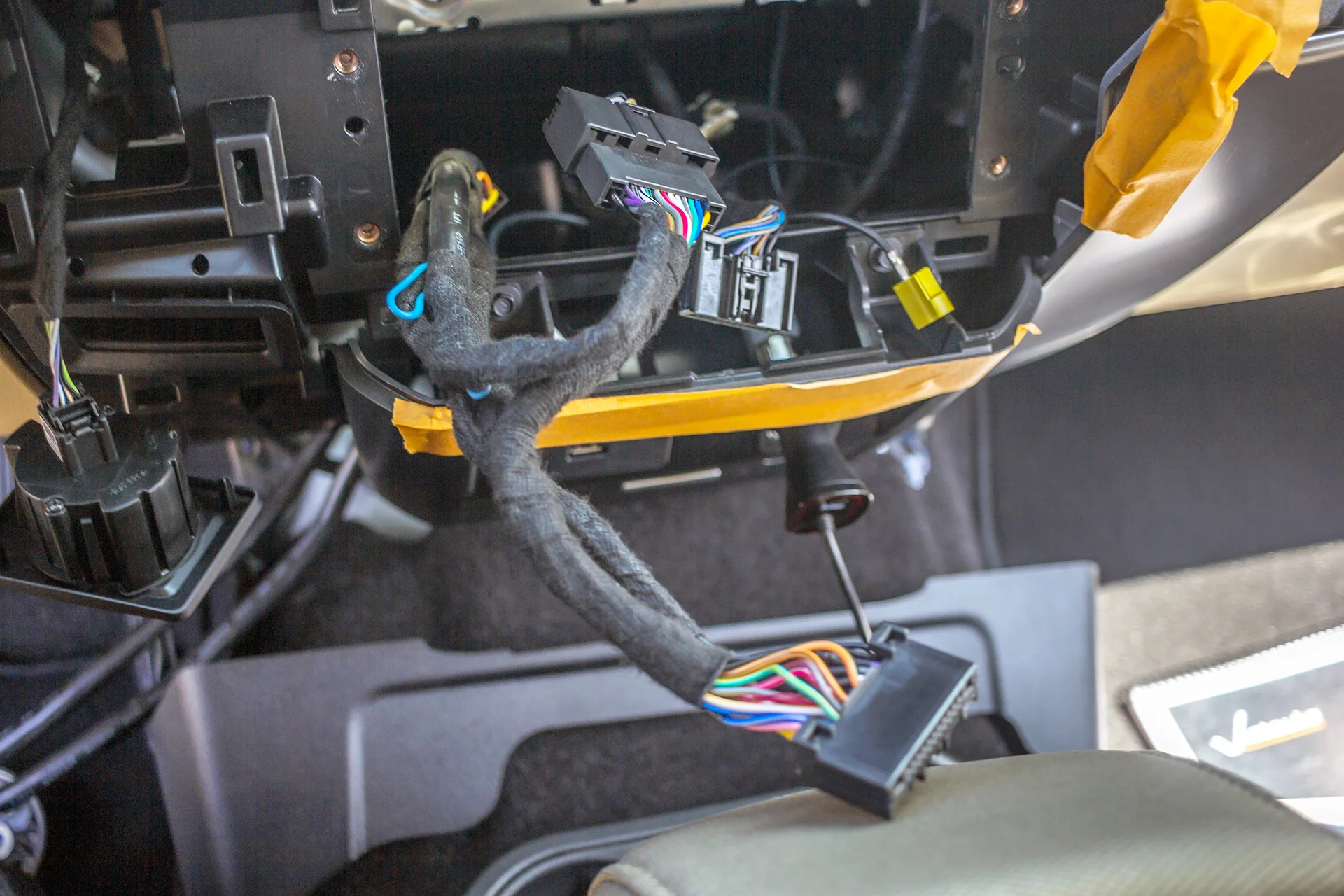 2018 Ford F150 Connections Behind Radio.jpg