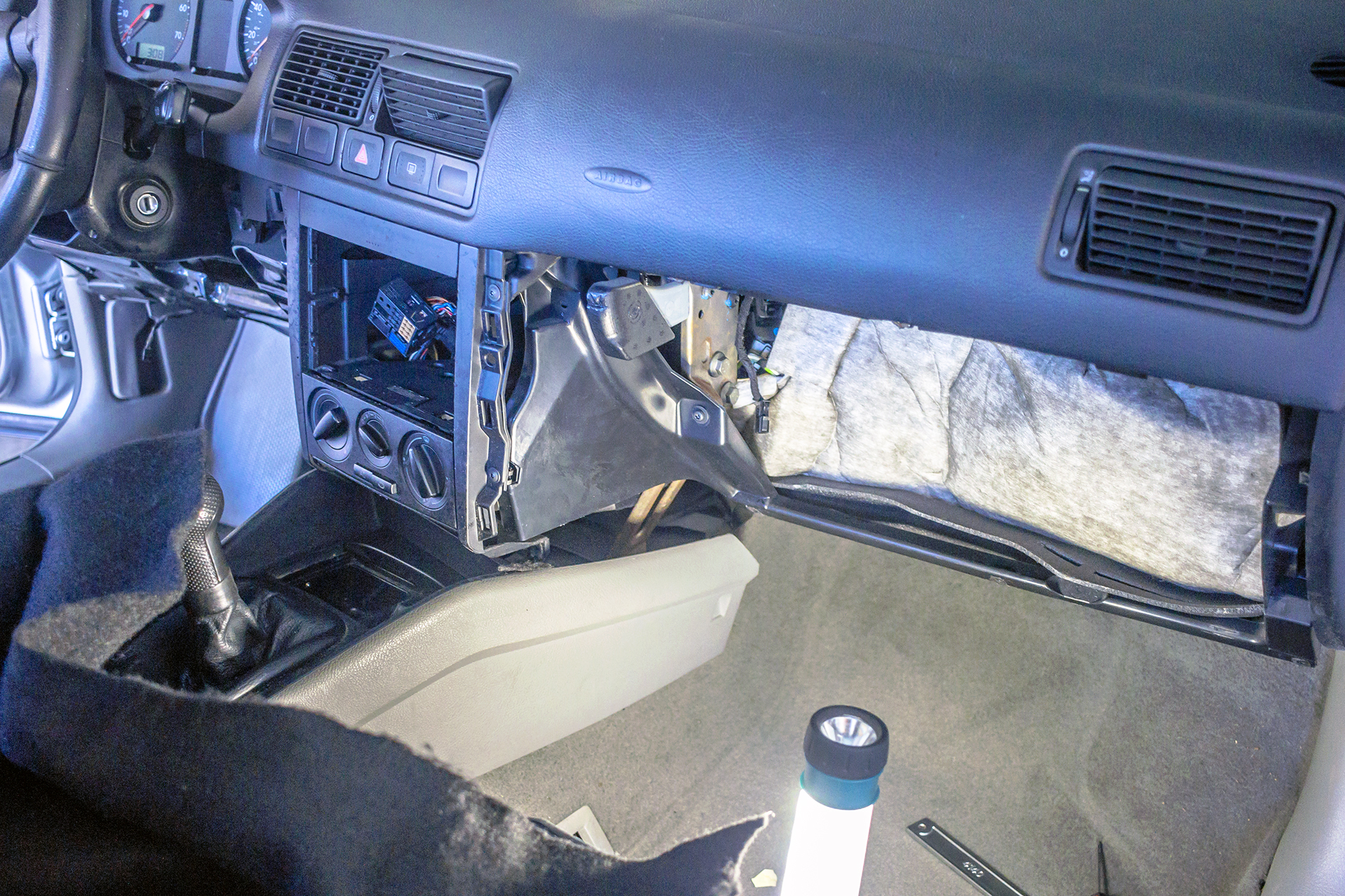 2003 Volkswagen Golf Stuck Radio Removal.jpg